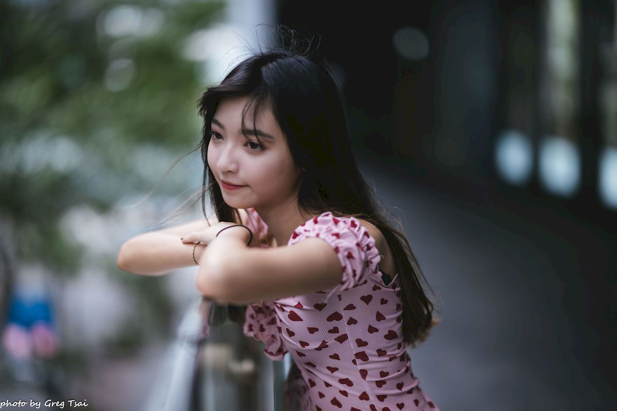 小穎红心包臀裙修长美腿信义区主题写真