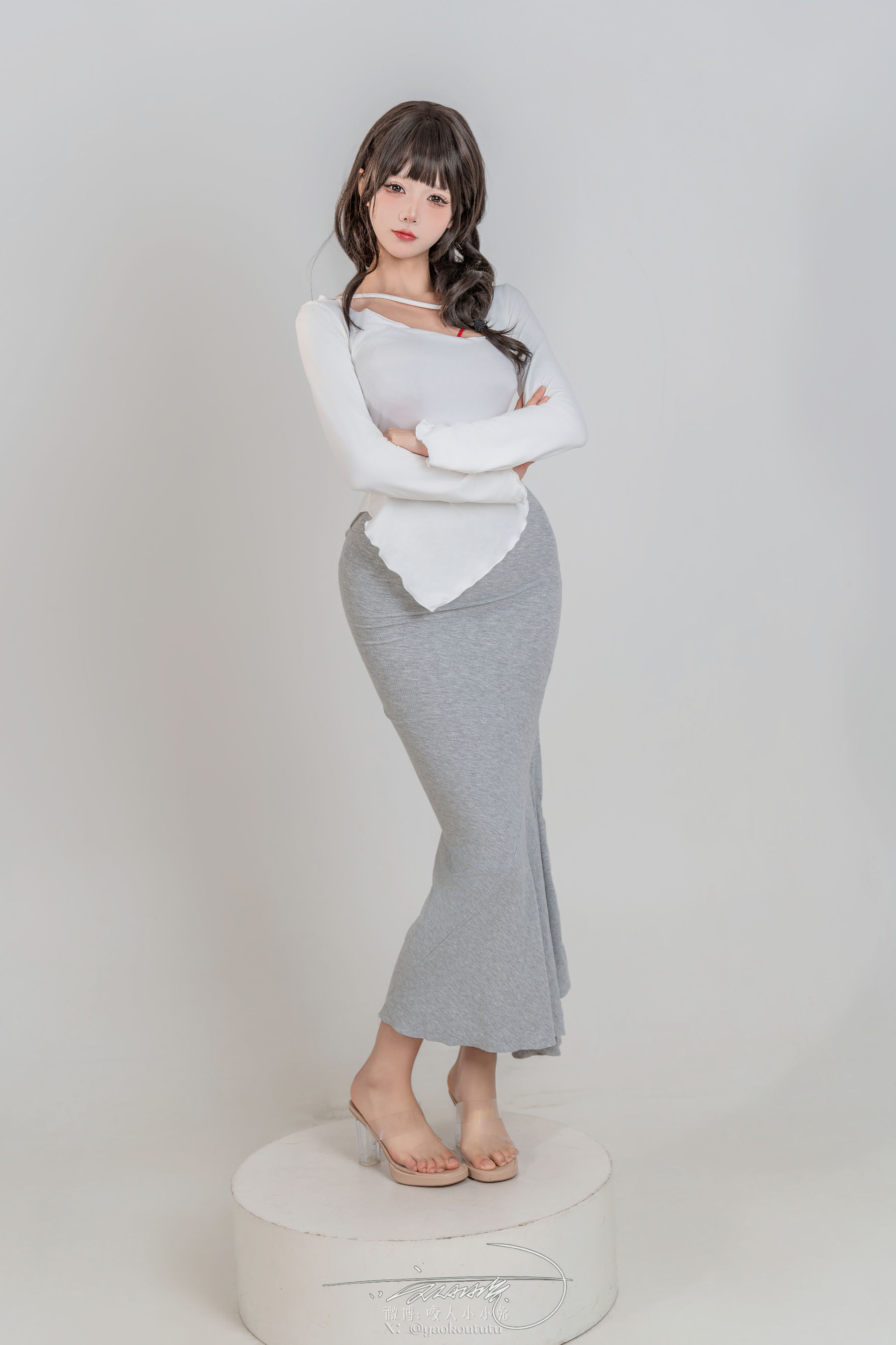 咬一口兔娘白色上衣灰色长裙傲人曲线阳光写真