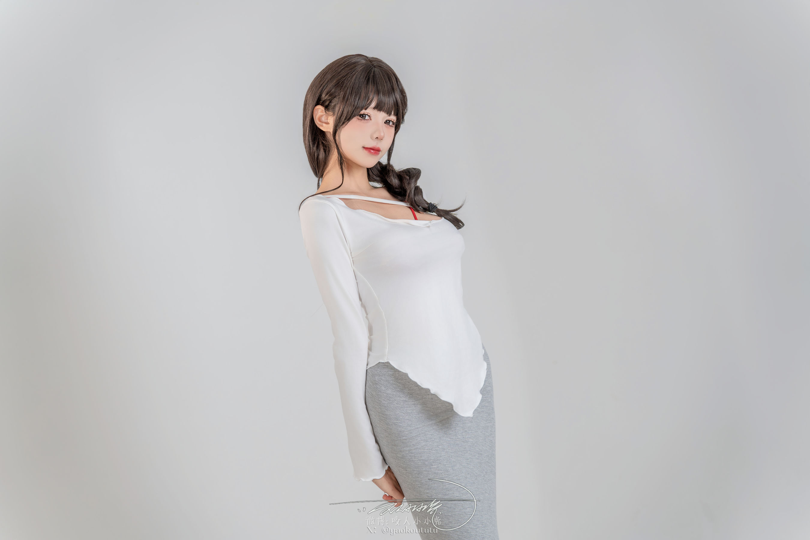 咬一口兔娘白色上衣灰色长裙傲人曲线阳光写真