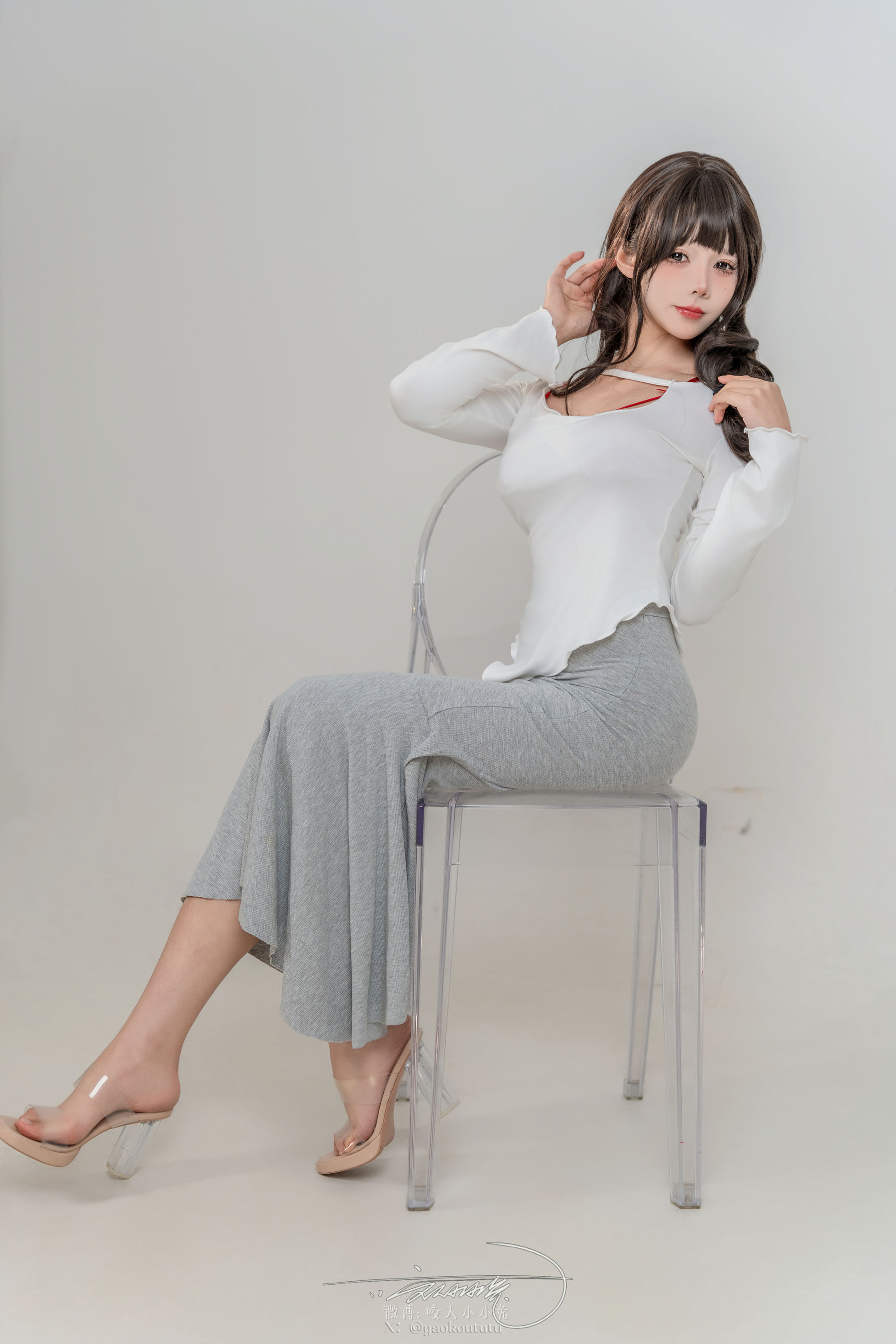 咬一口兔娘白色上衣灰色长裙傲人曲线阳光写真