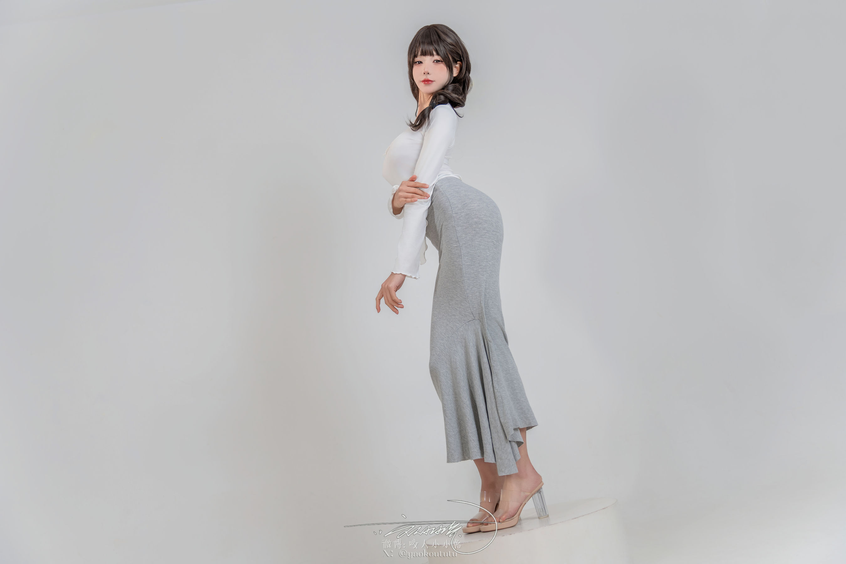 咬一口兔娘白色上衣灰色长裙傲人曲线阳光写真