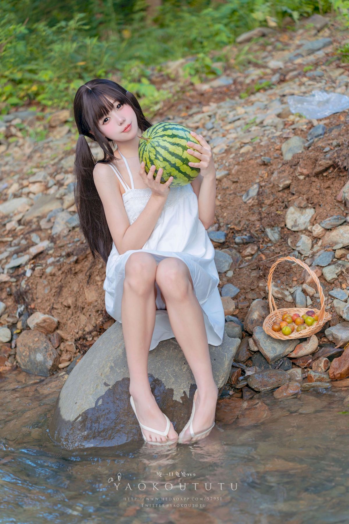 咬一口兔娘白裙双马尾清纯风写真