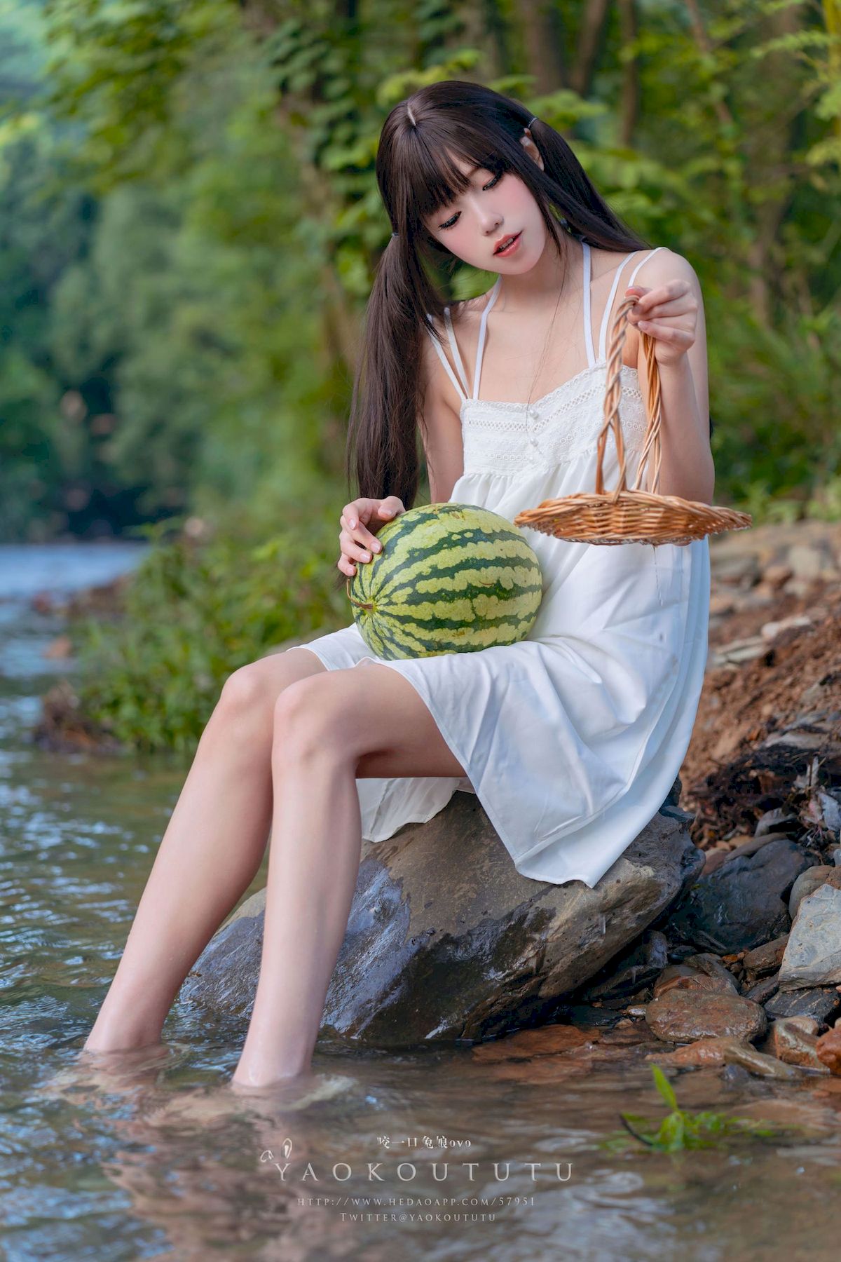 咬一口兔娘白裙双马尾清纯风写真