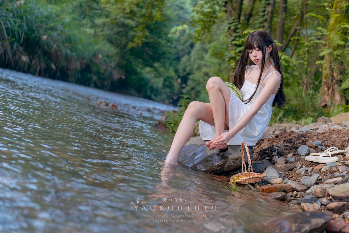 咬一口兔娘白裙双马尾清纯风写真