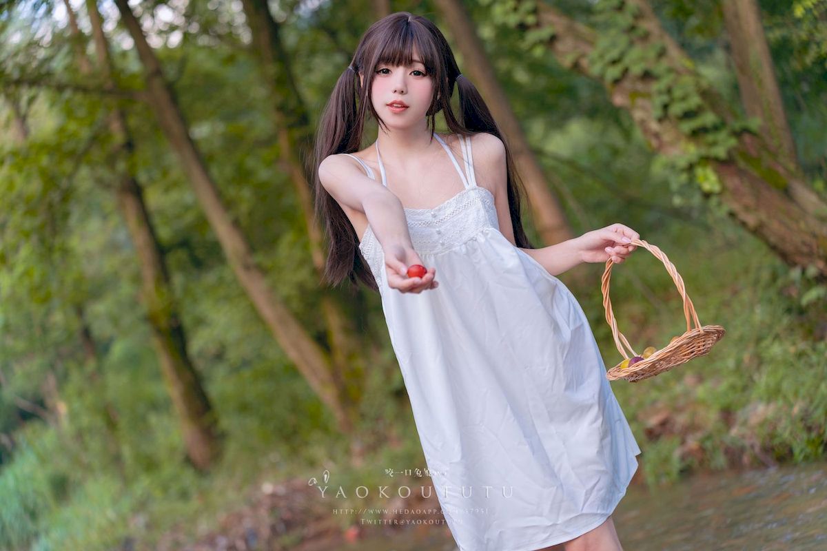 咬一口兔娘白裙双马尾清纯风写真