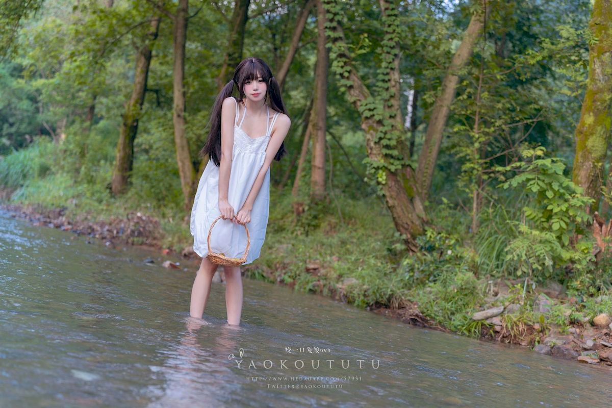 咬一口兔娘白裙双马尾清纯风写真