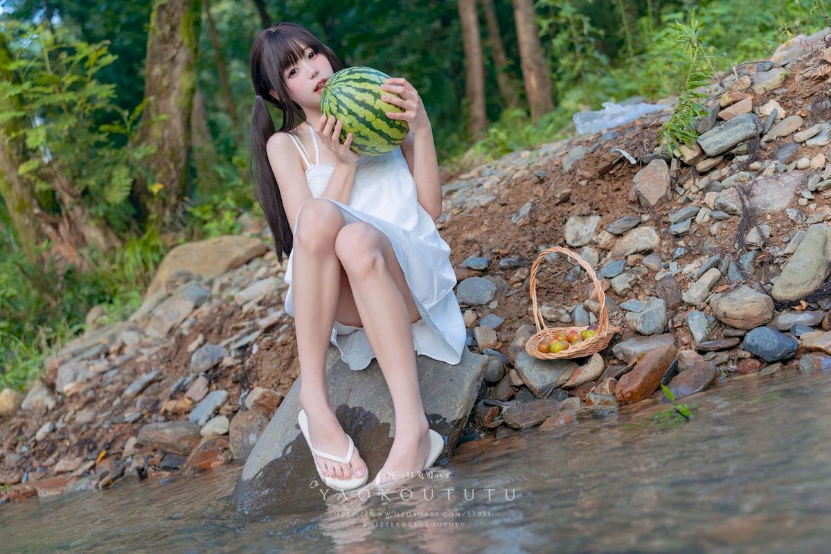 咬一口兔娘白裙双马尾清纯风写真