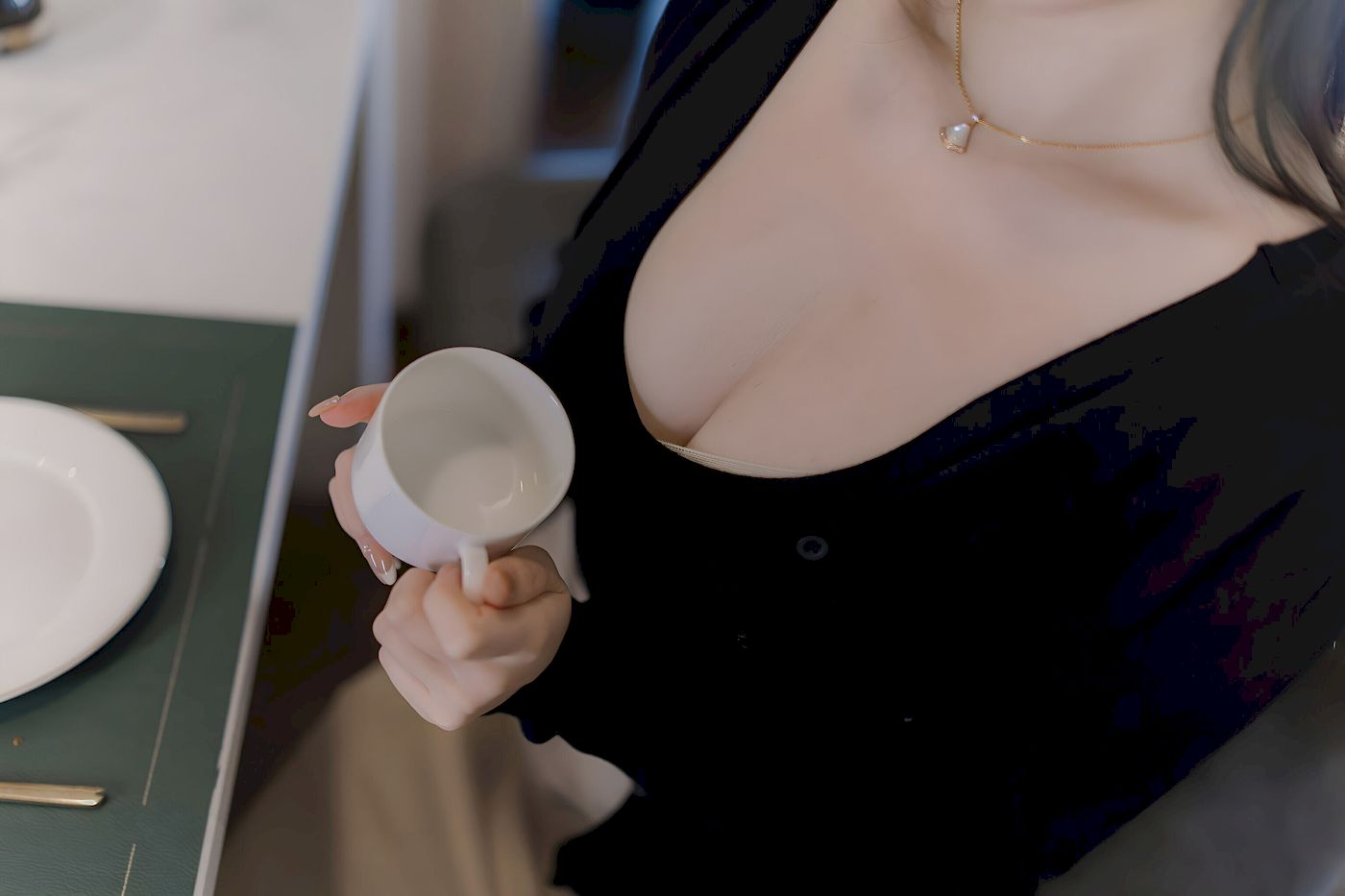 雪晴Astra丝足美腿职场大姐姐主题写真