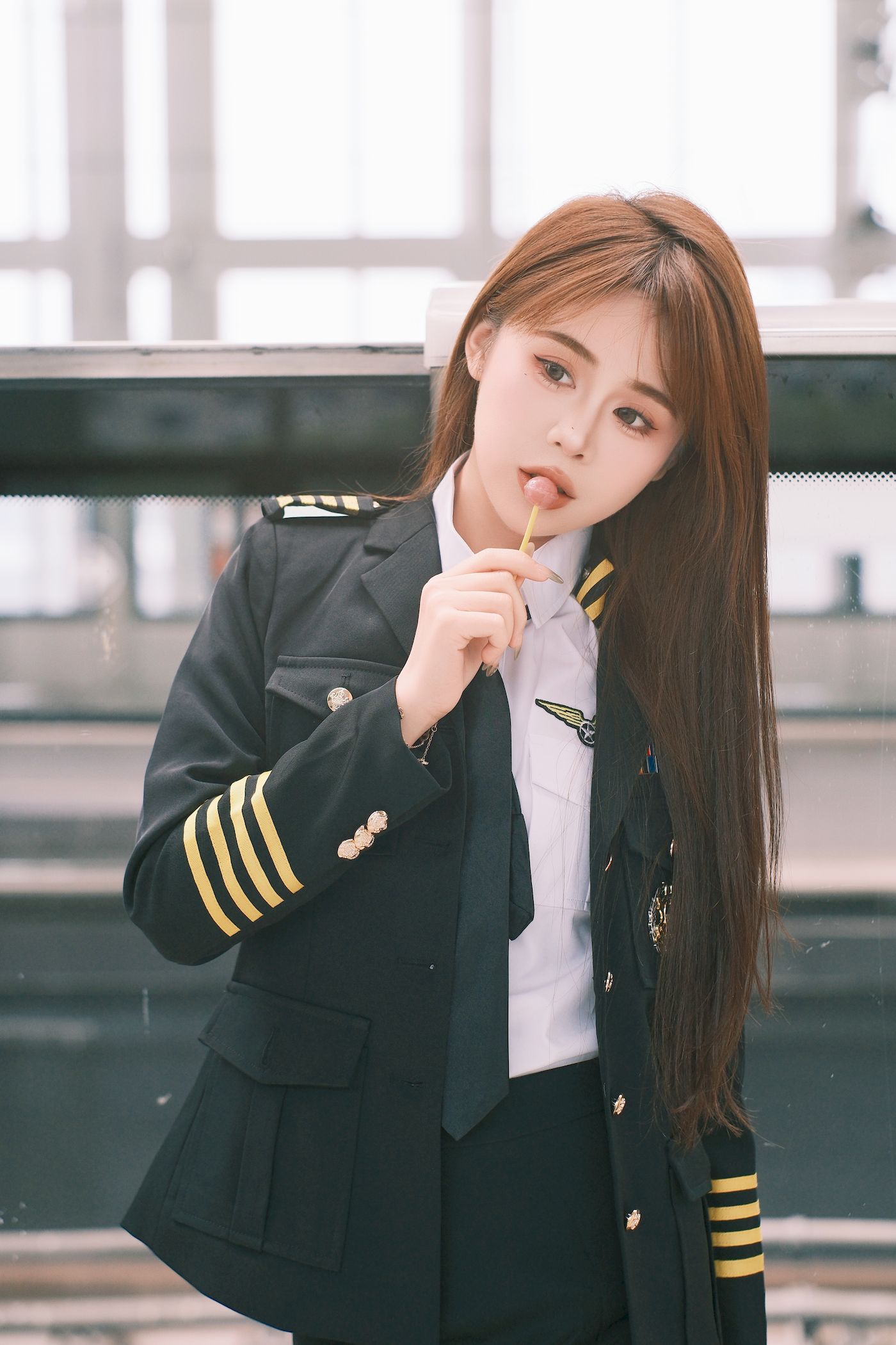 泡芙小方口含棒棒糖女警制服地铁站随拍