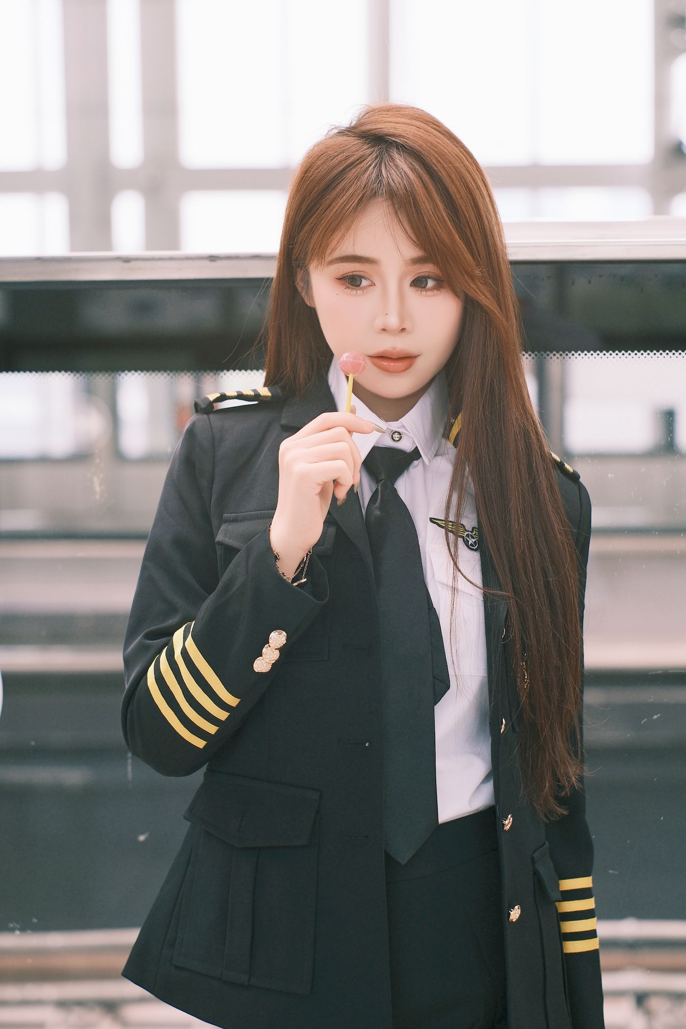 泡芙小方口含棒棒糖女警制服地铁站随拍