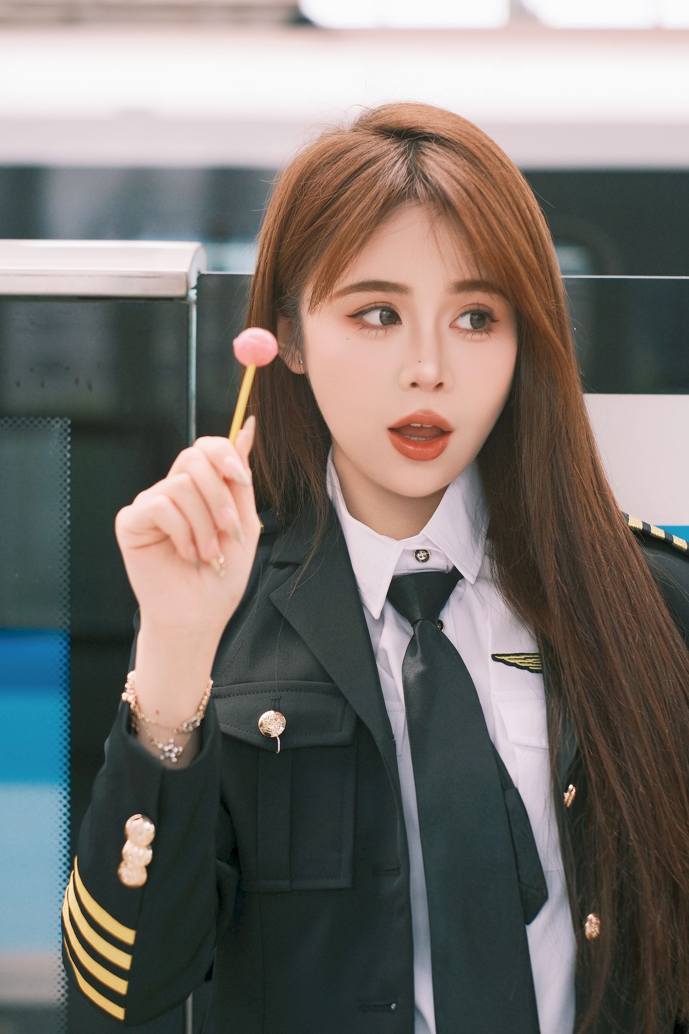 泡芙小方口含棒棒糖女警制服地铁站随拍