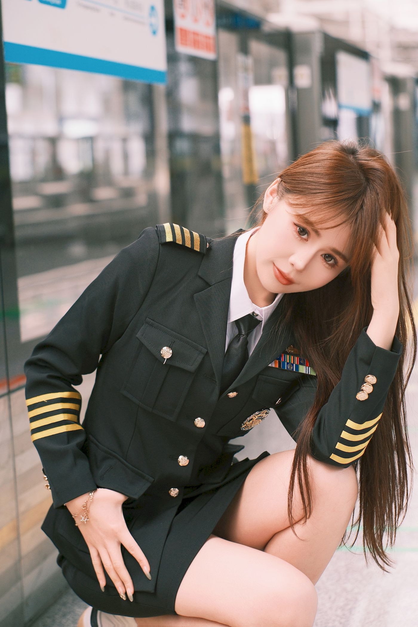 泡芙小方口含棒棒糖女警制服地铁站随拍