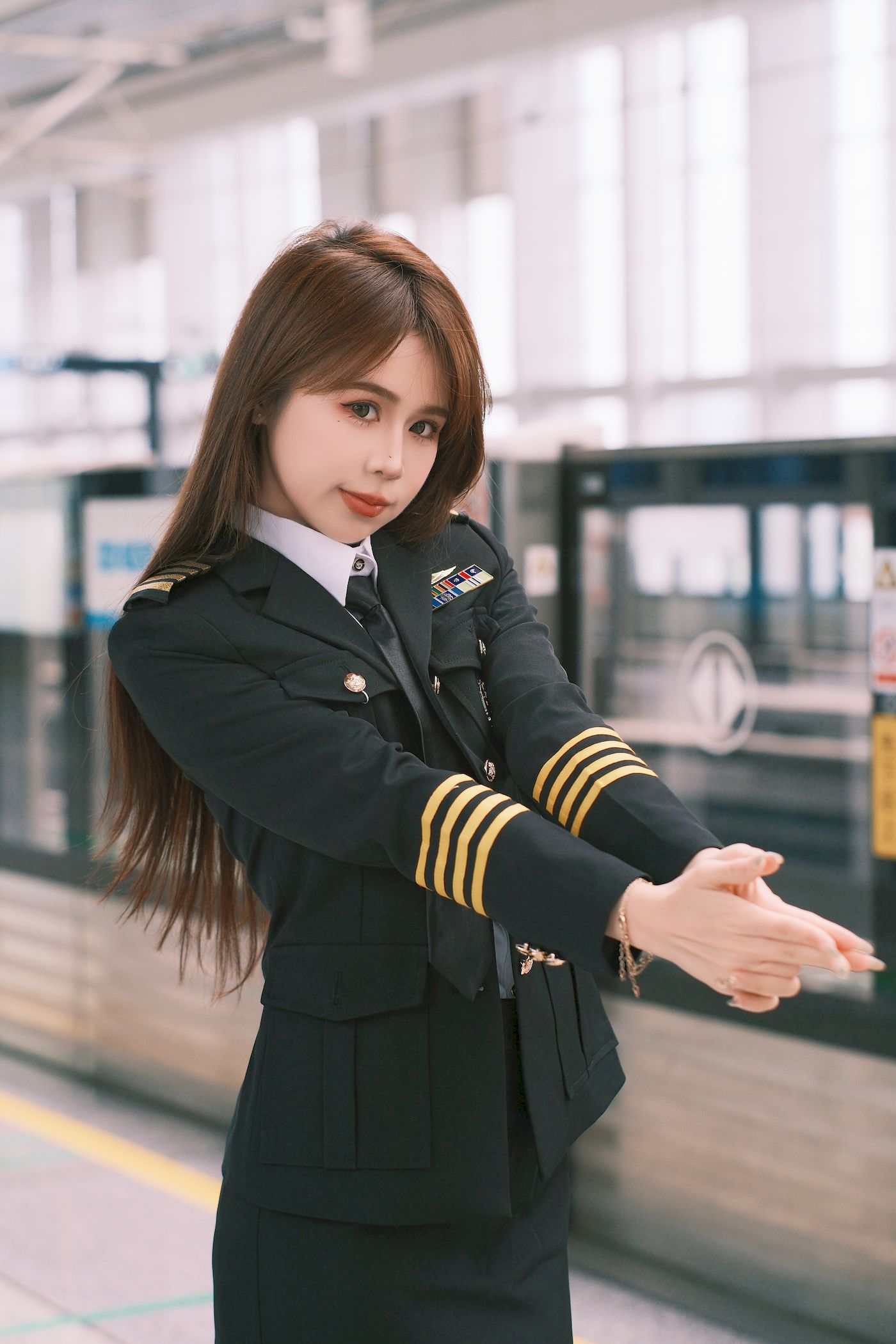 泡芙小方口含棒棒糖女警制服地铁站随拍