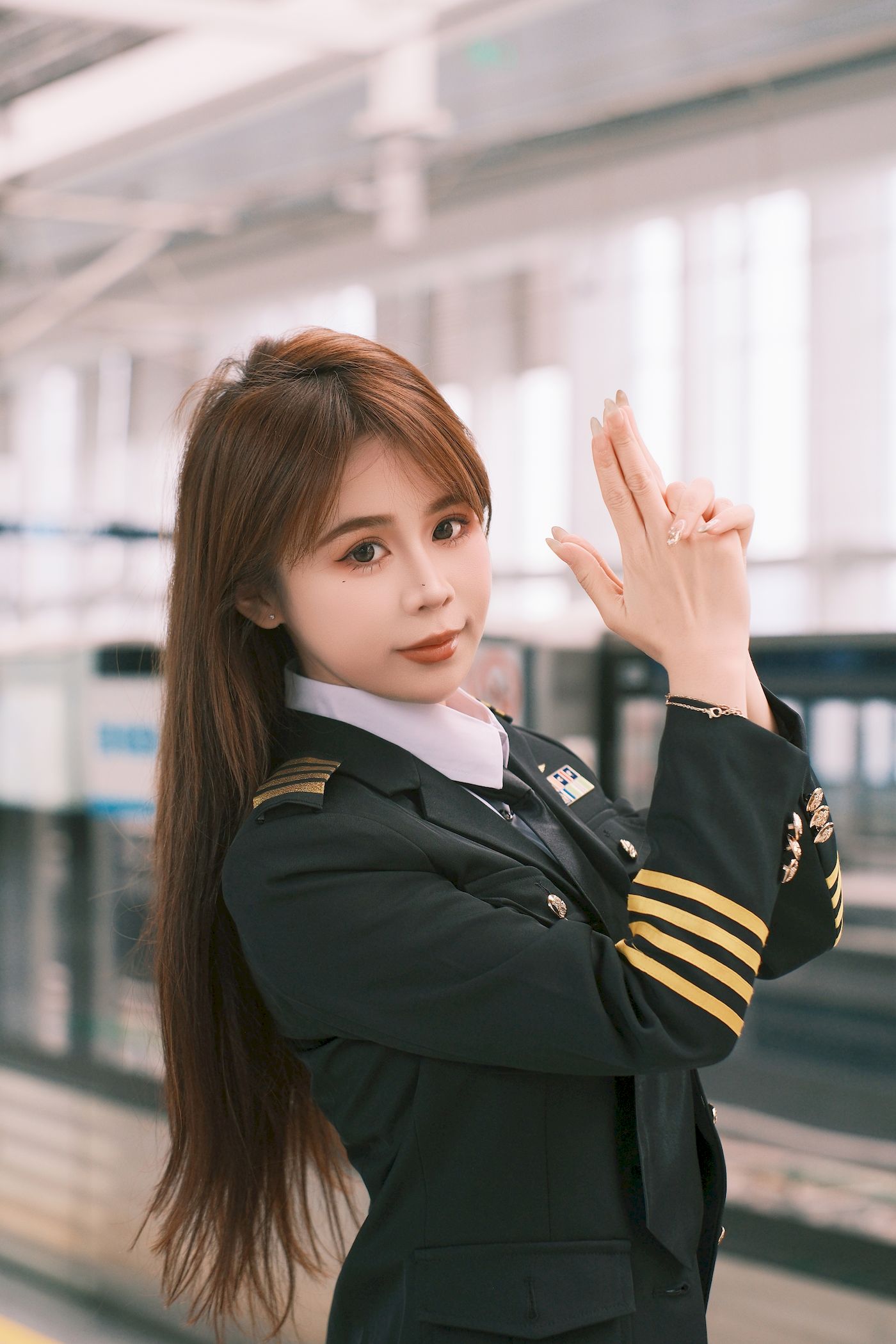 泡芙小方口含棒棒糖女警制服地铁站随拍