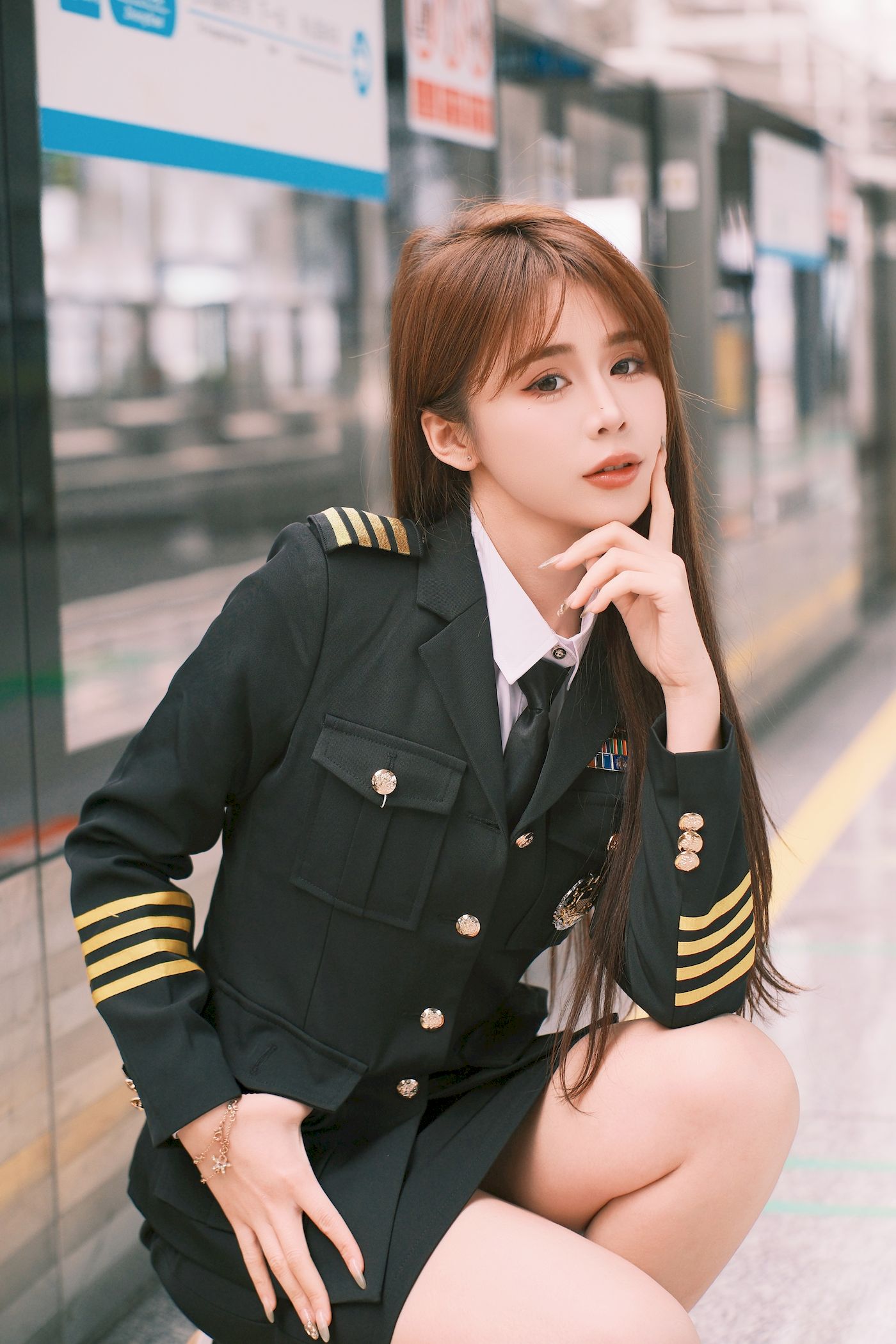 泡芙小方口含棒棒糖女警制服地铁站随拍