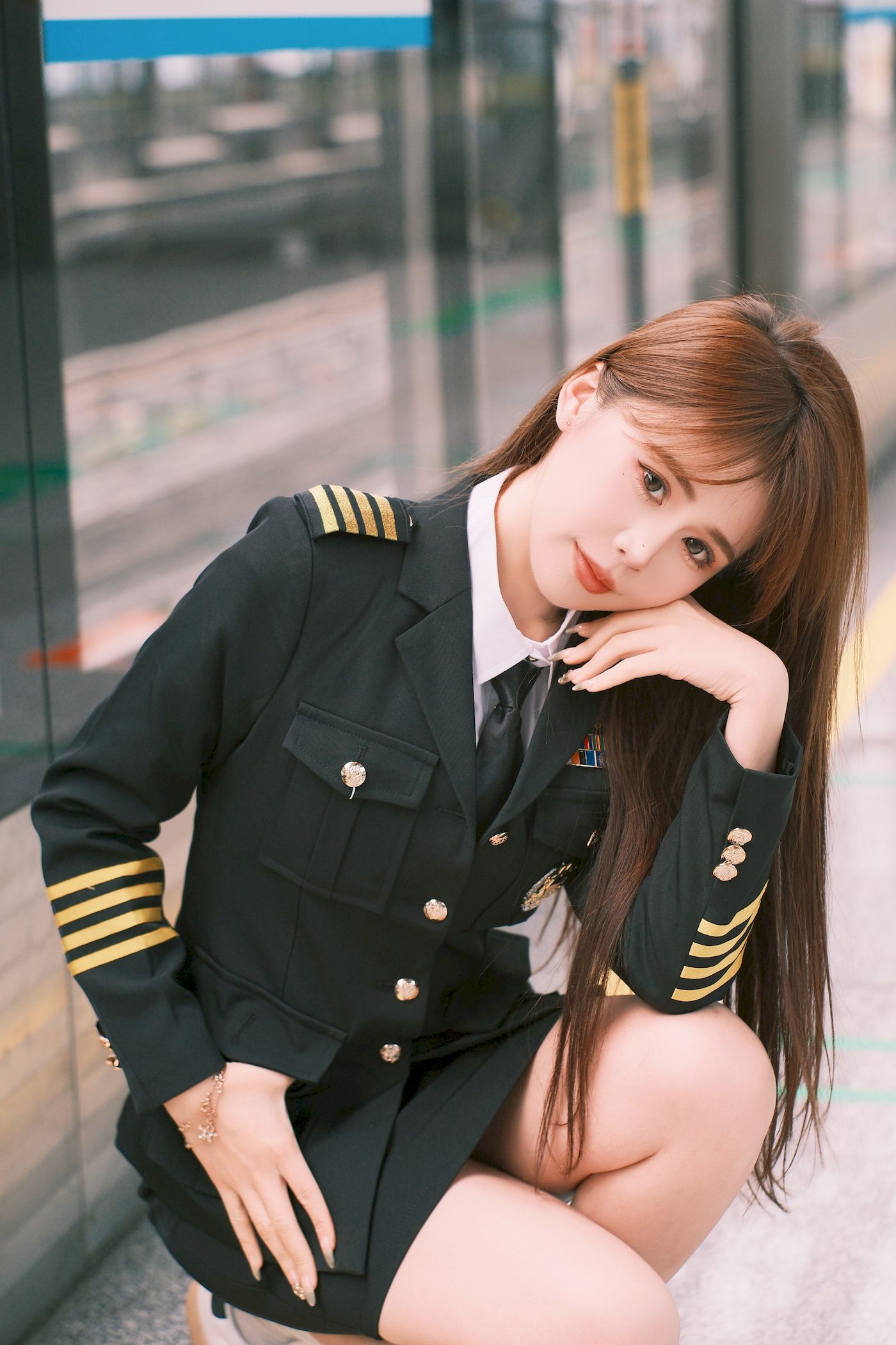 泡芙小方口含棒棒糖女警制服地铁站随拍