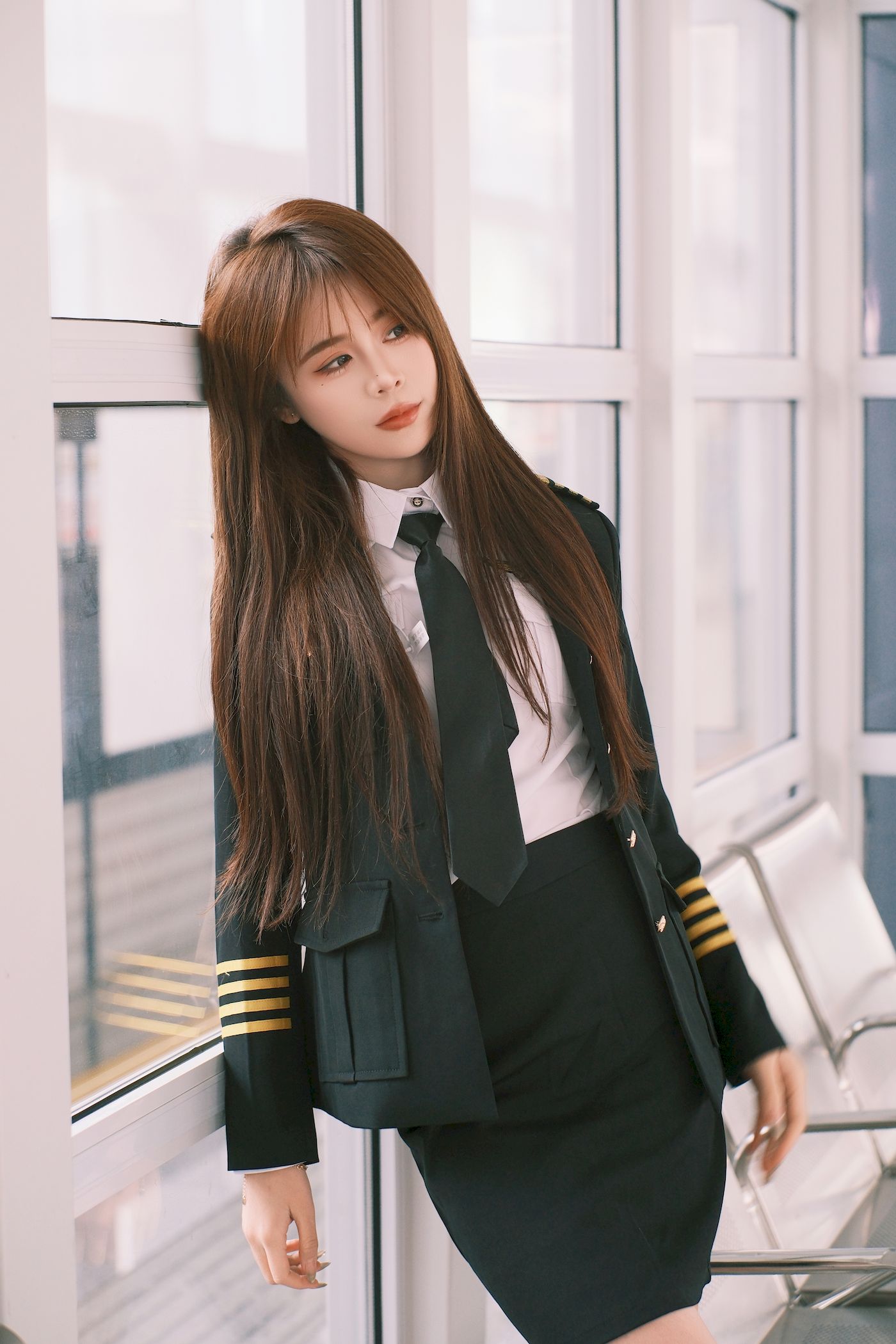 泡芙小方口含棒棒糖女警制服地铁站随拍