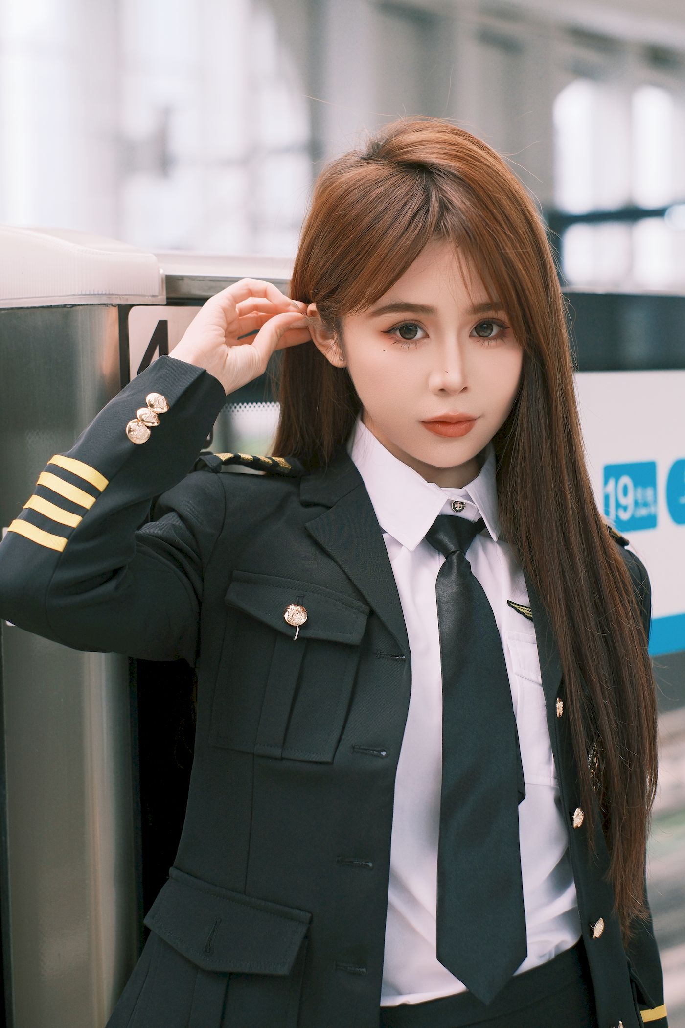 泡芙小方口含棒棒糖女警制服地铁站随拍