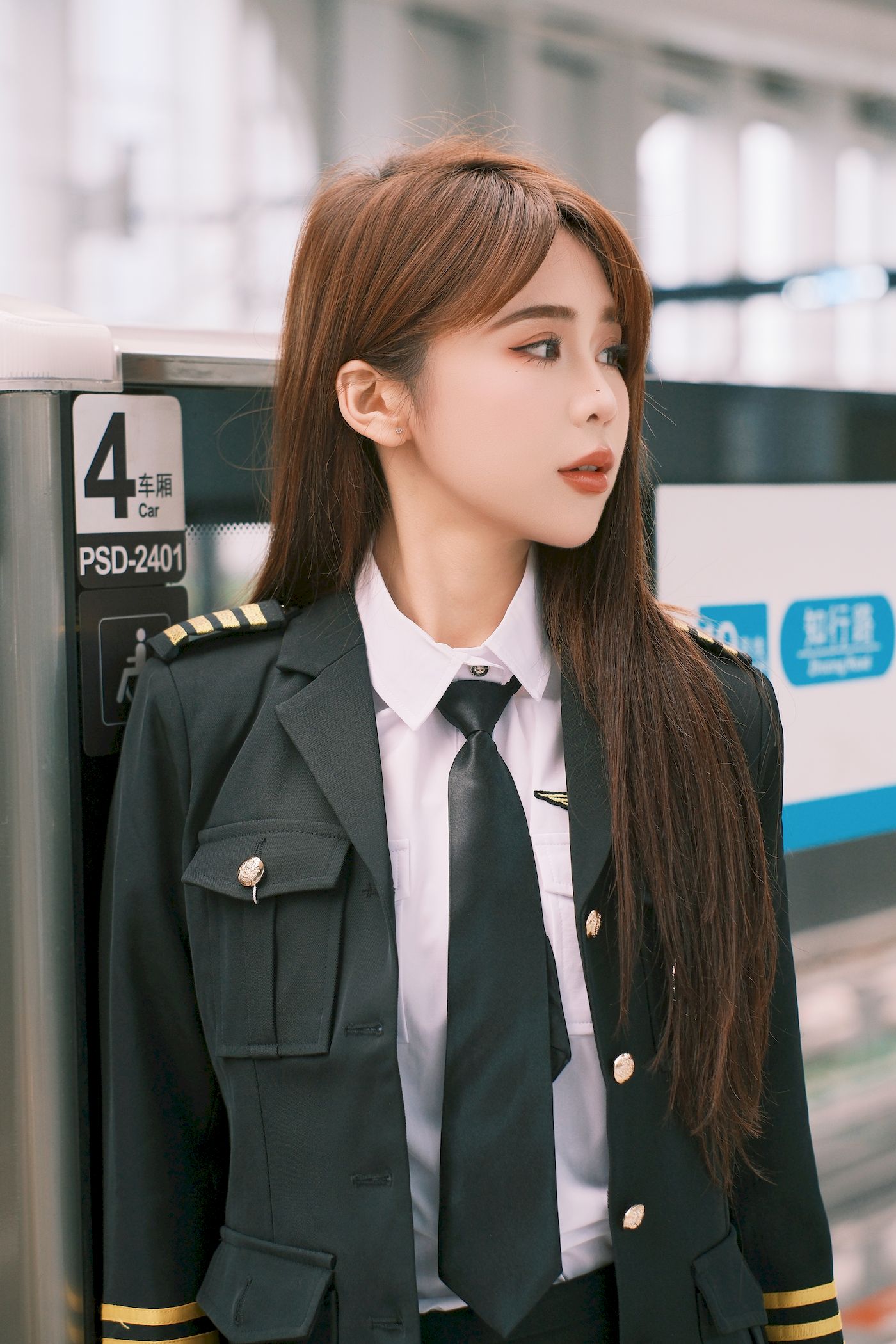 泡芙小方口含棒棒糖女警制服地铁站随拍