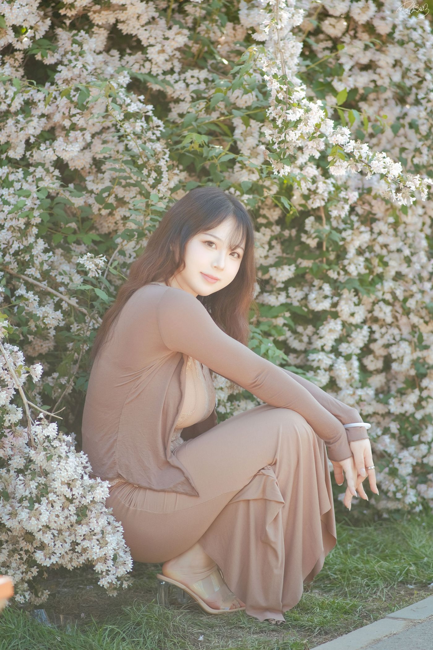 皮皮奶可可爱了啦公园长椅人妻户外写真