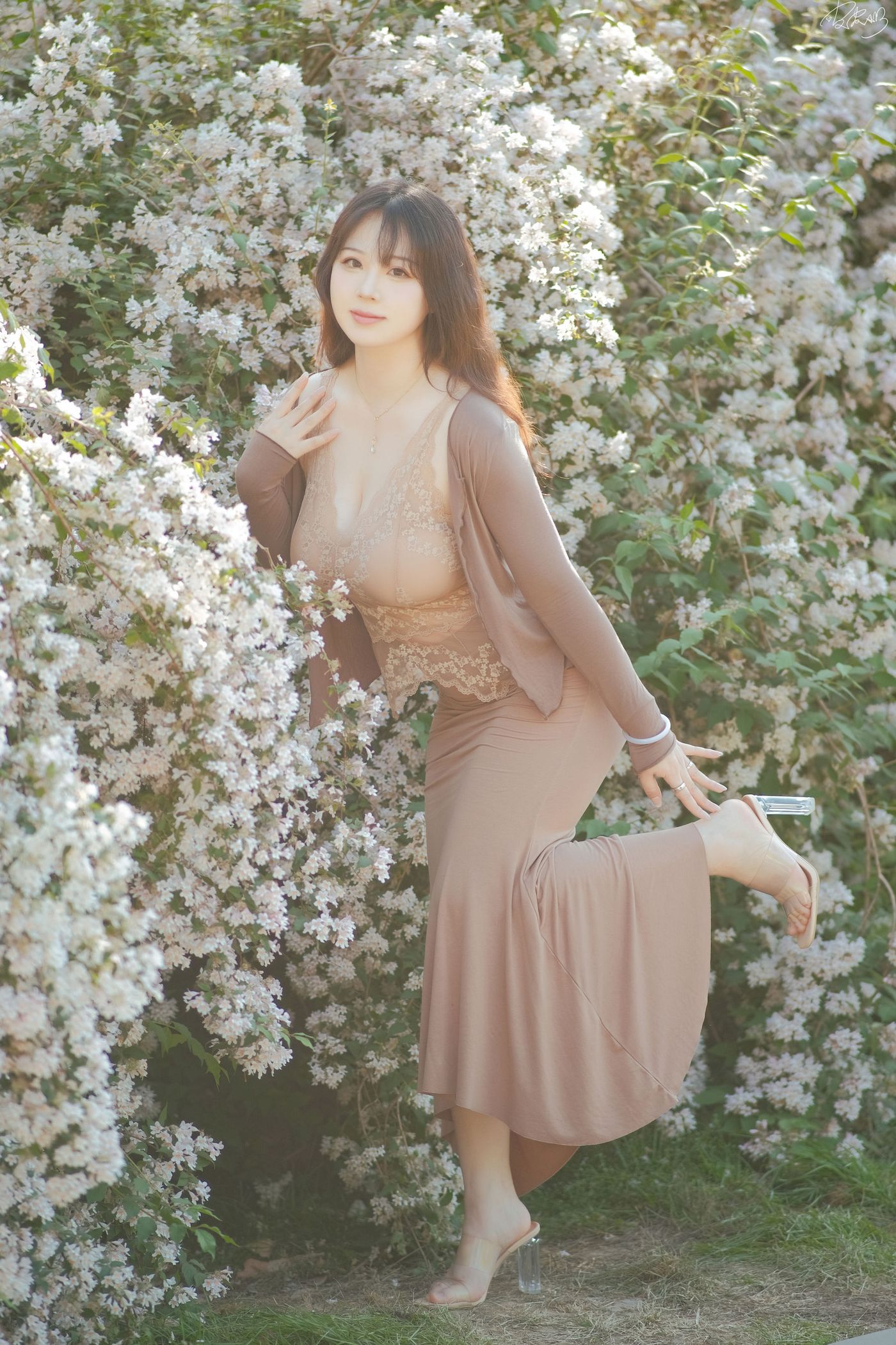 皮皮奶可可爱了啦公园长椅人妻户外写真