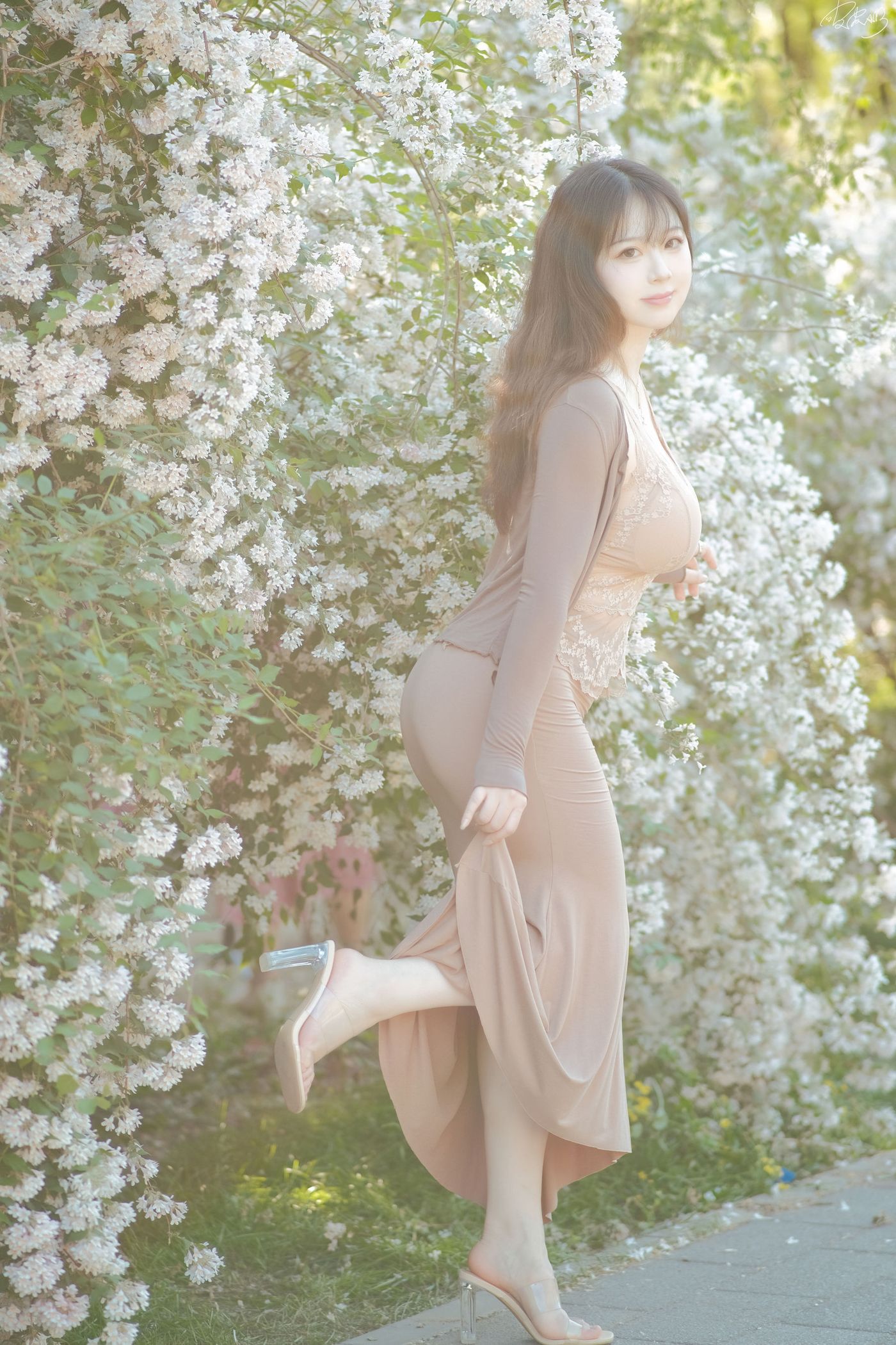 皮皮奶可可爱了啦公园长椅人妻户外写真