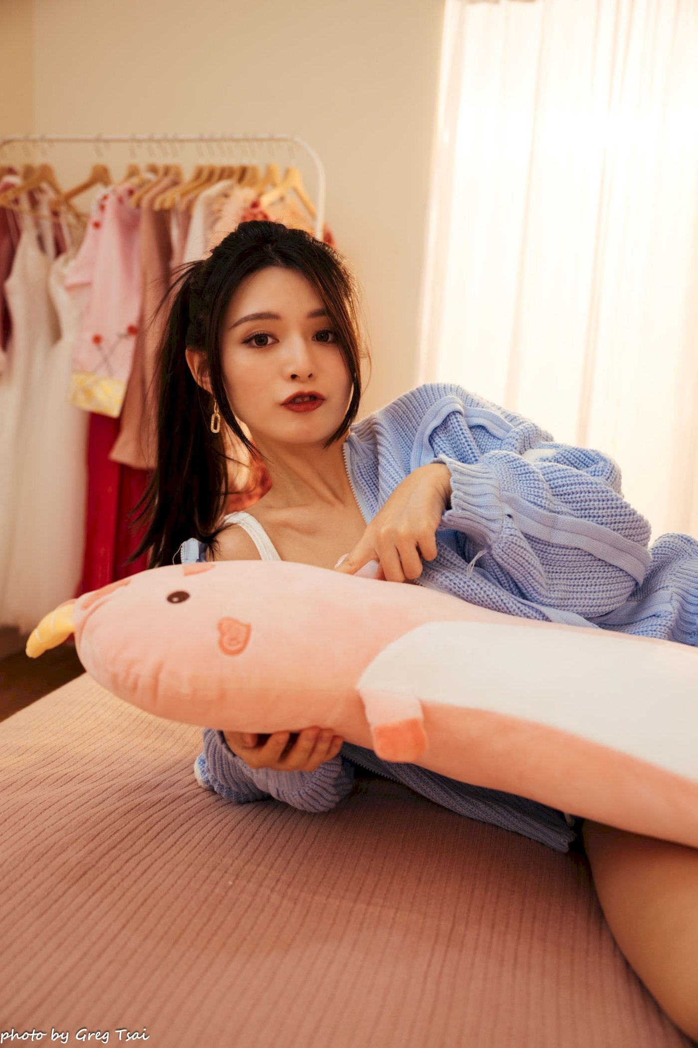 床上美女筱筱修长美腿毛衣外套居家性感写真