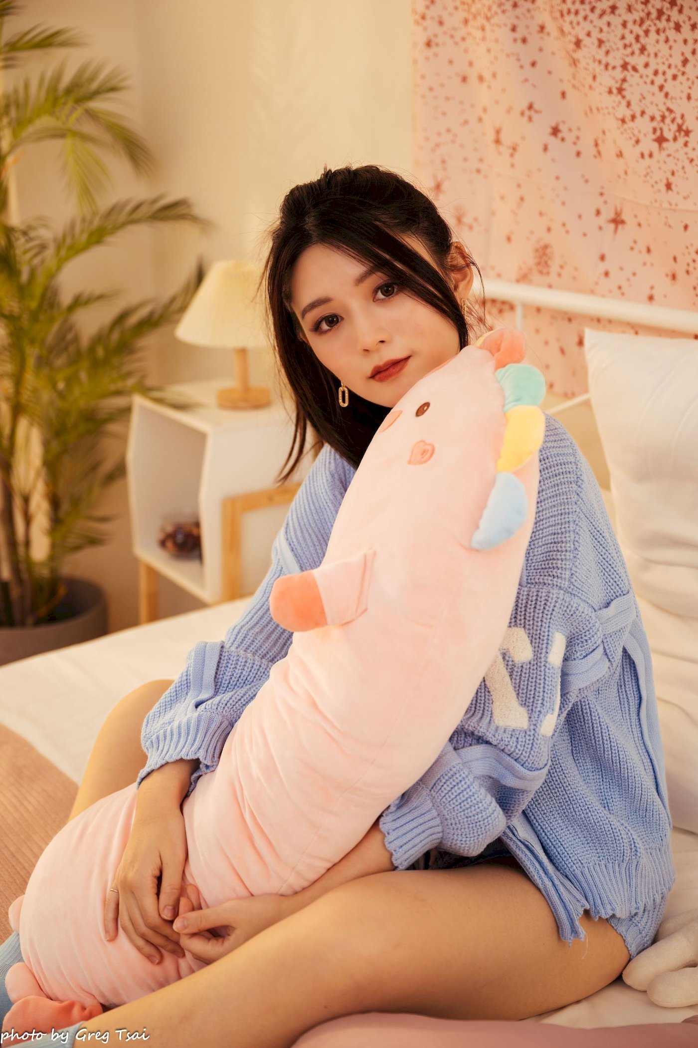 床上美女筱筱修长美腿毛衣外套居家性感写真