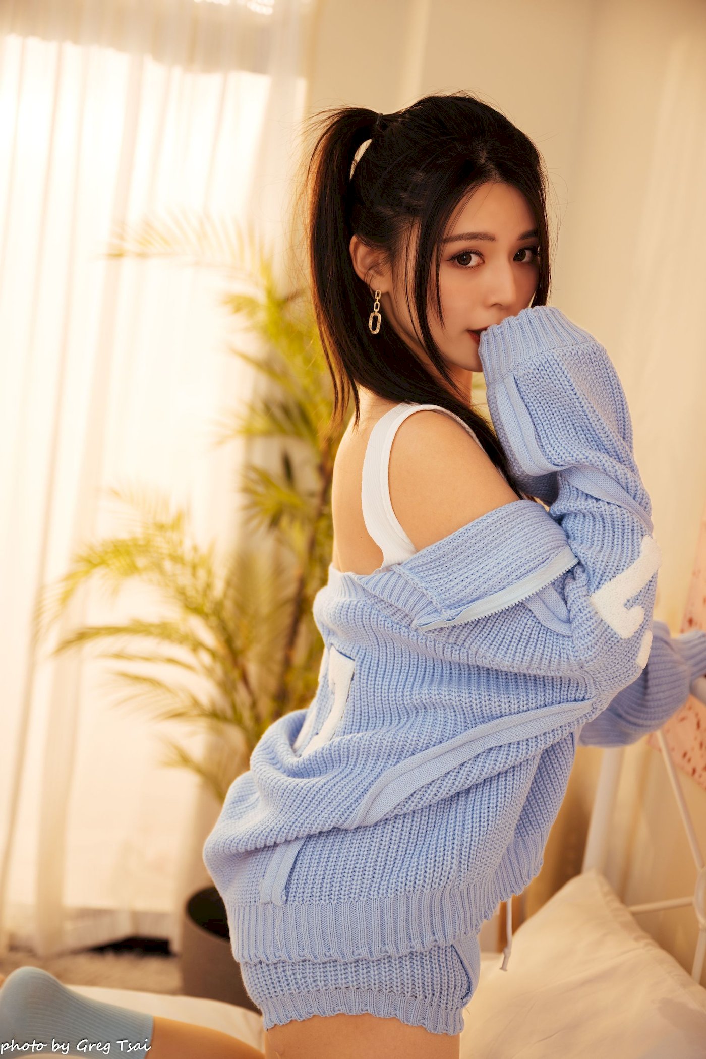 床上美女筱筱修长美腿毛衣外套居家性感写真