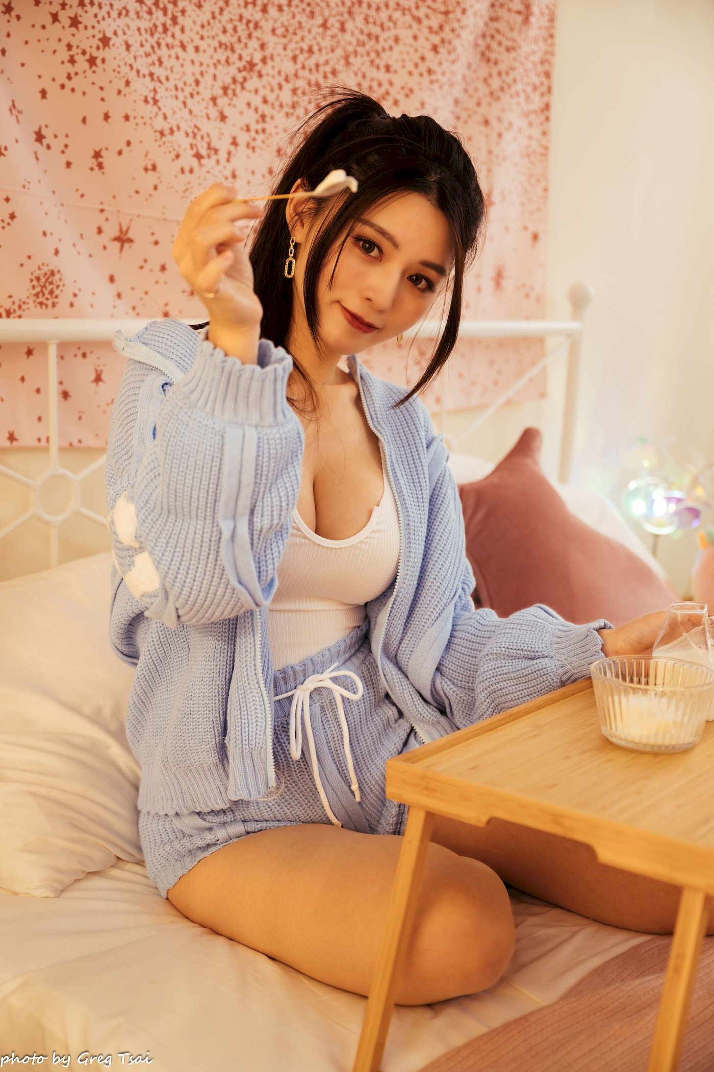 床上美女筱筱修长美腿毛衣外套居家性感写真