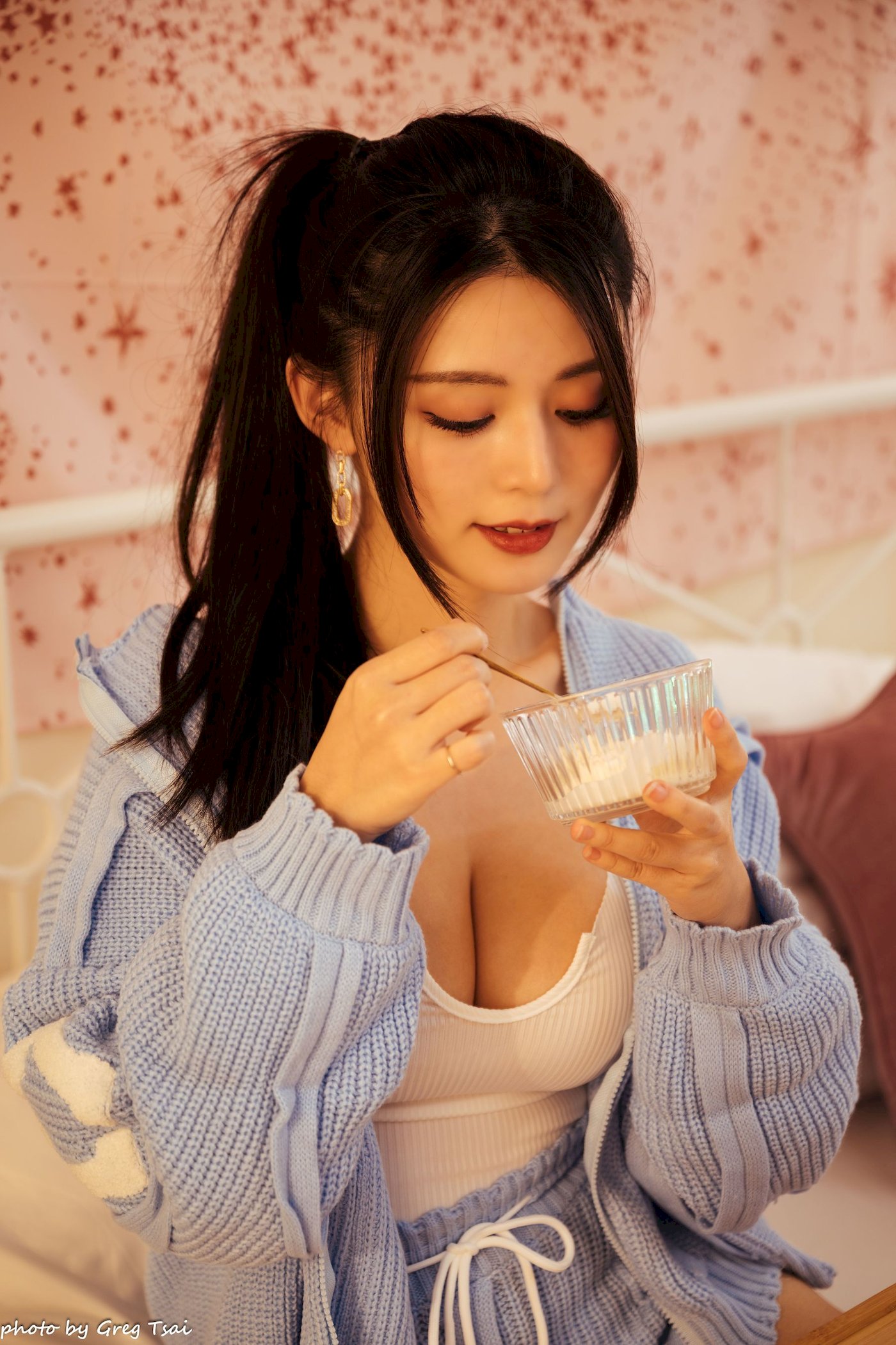 床上美女筱筱修长美腿毛衣外套居家性感写真