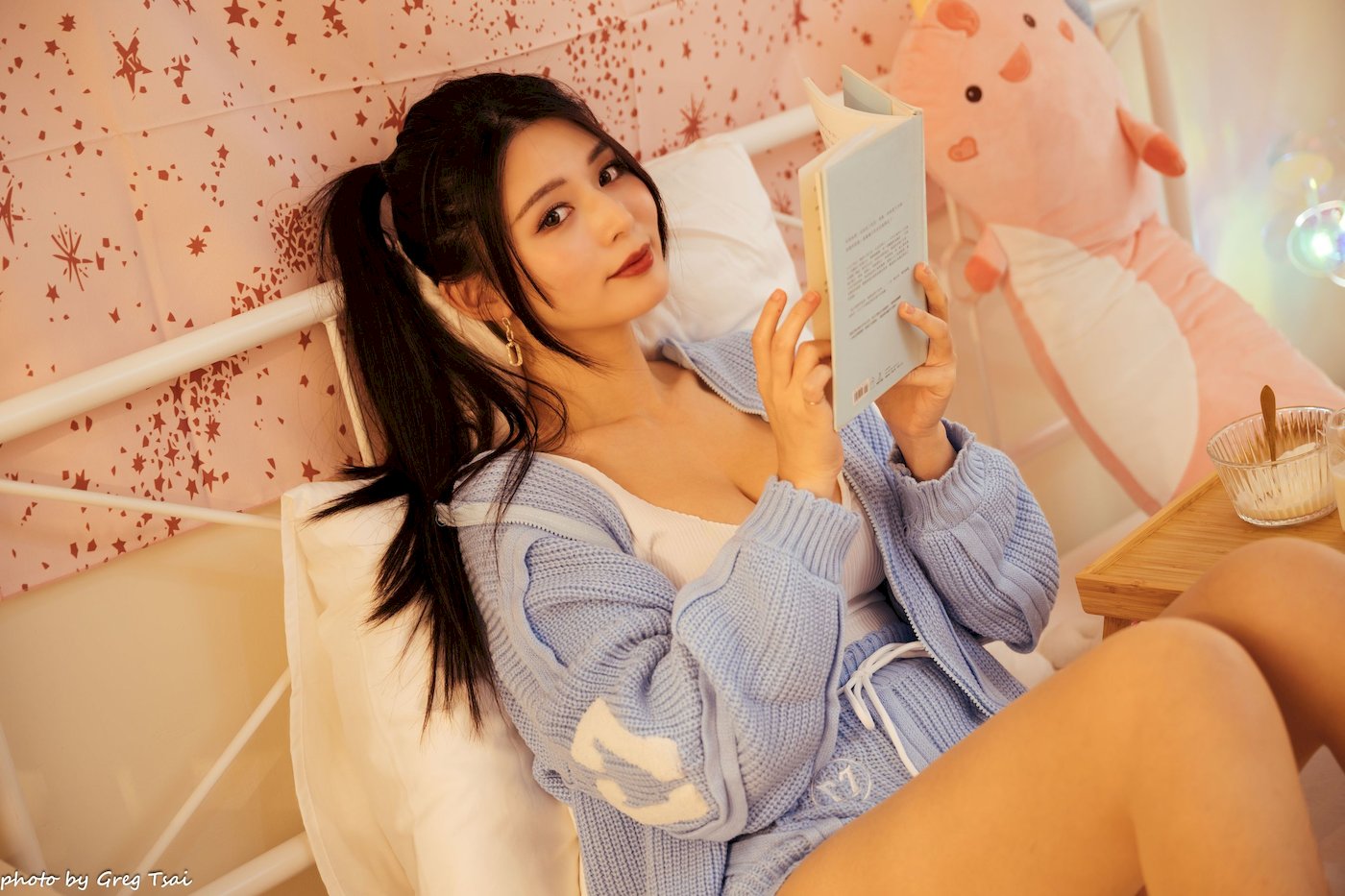 床上美女筱筱修长美腿毛衣外套居家性感写真