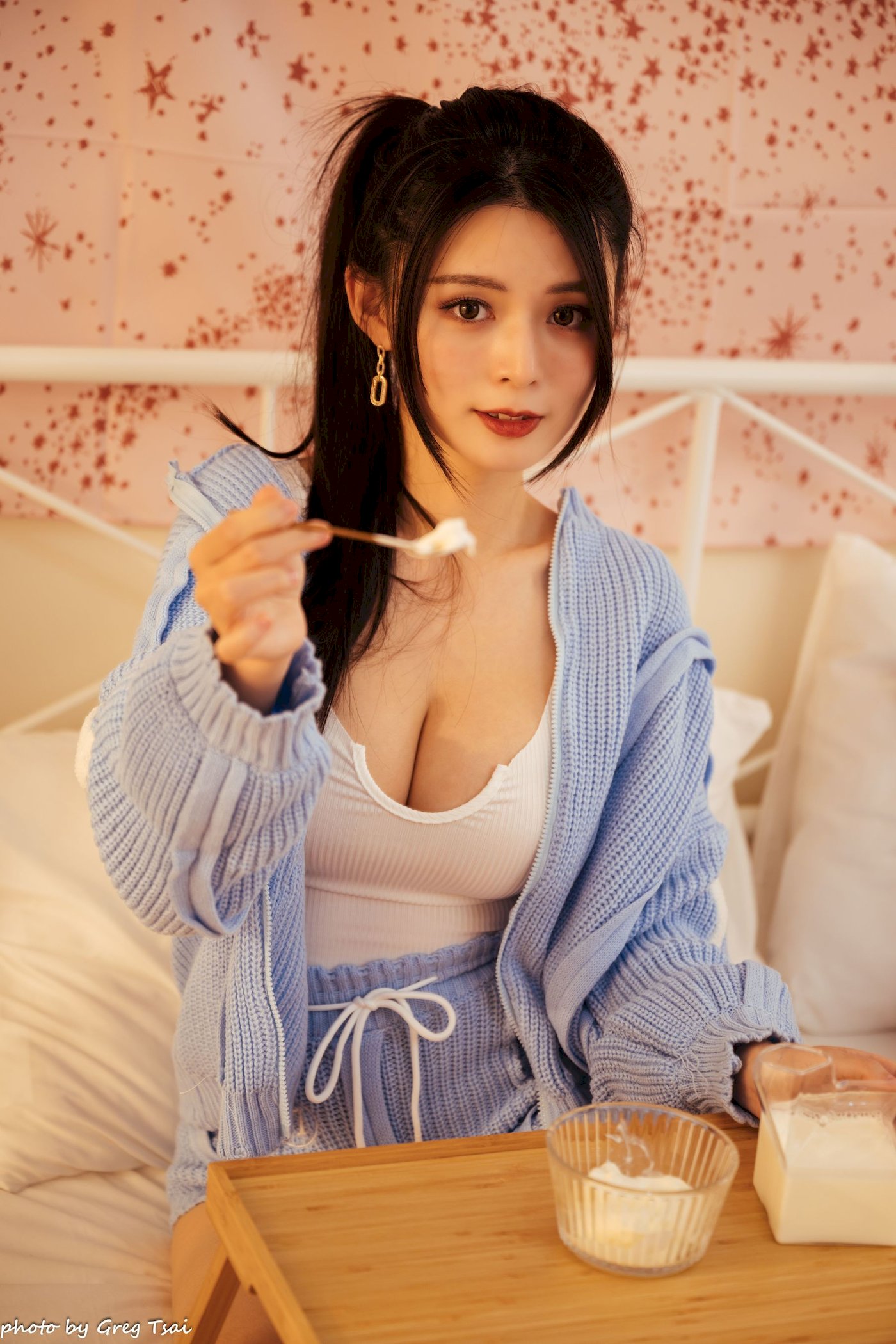 床上美女筱筱修长美腿毛衣外套居家性感写真