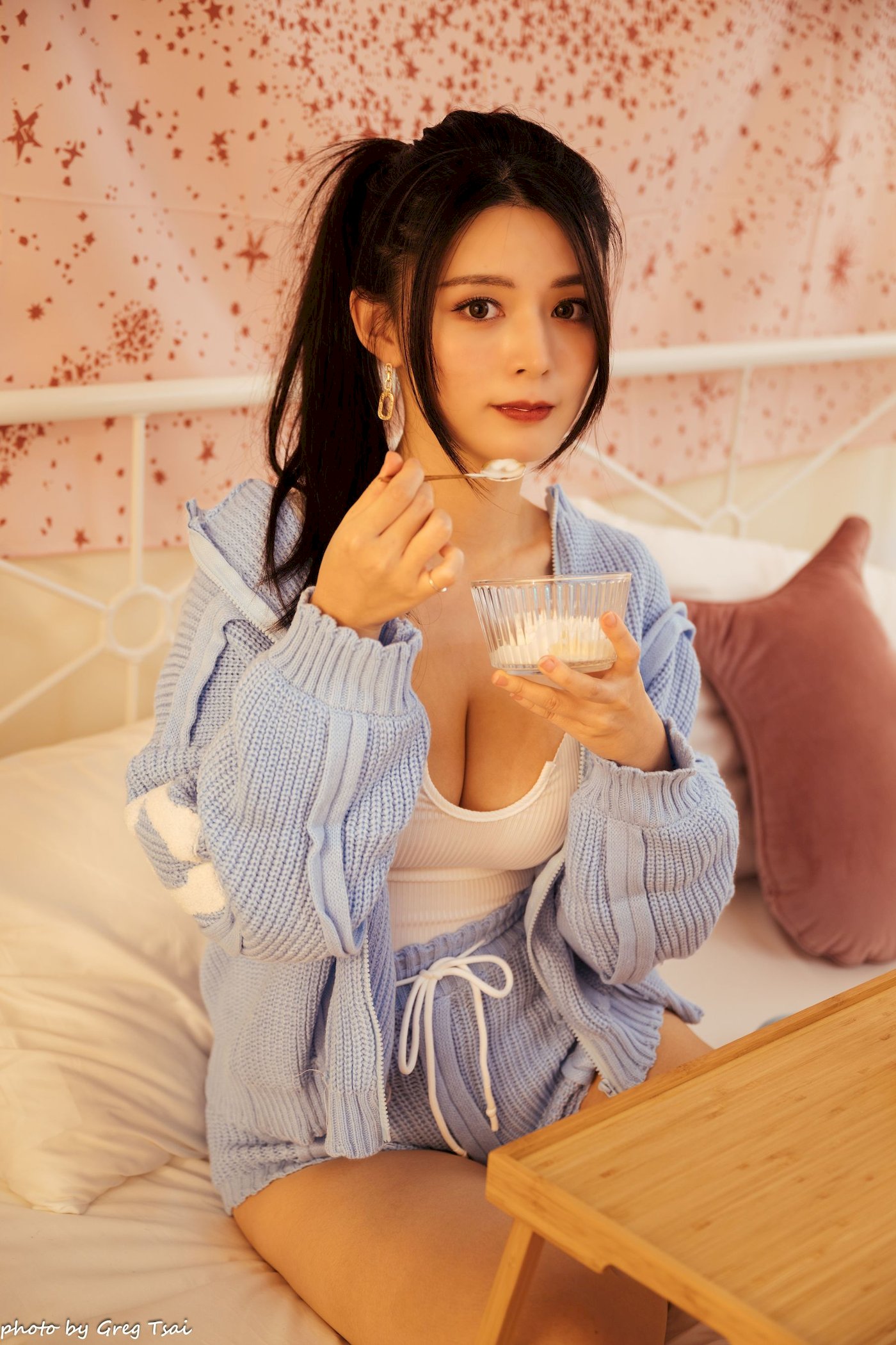 床上美女筱筱修长美腿毛衣外套居家性感写真