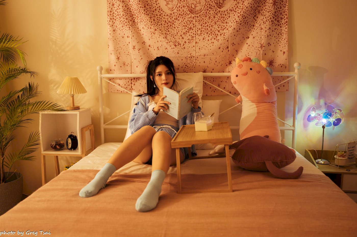 床上美女筱筱修长美腿毛衣外套居家性感写真