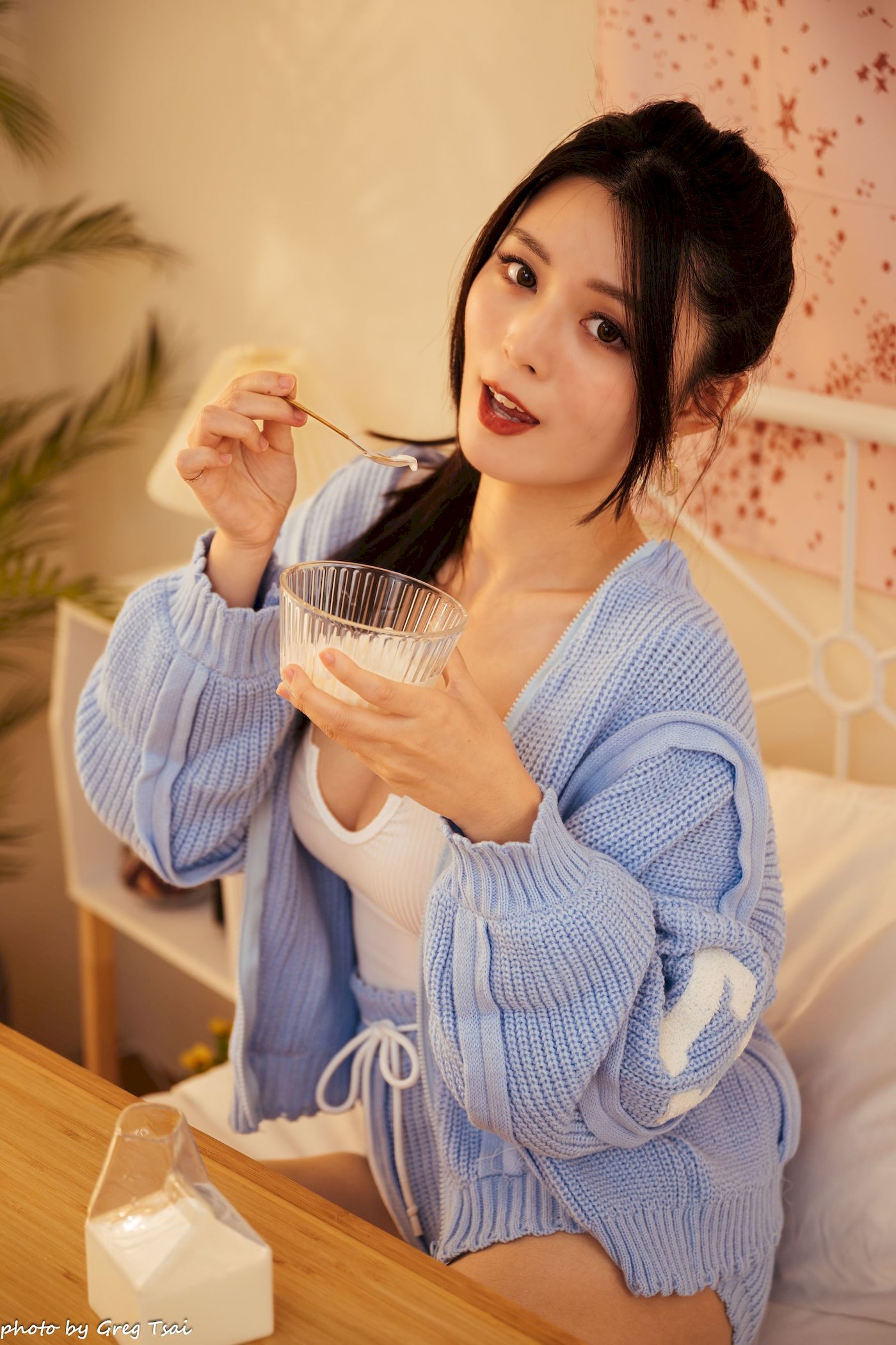 床上美女筱筱修长美腿毛衣外套居家性感写真