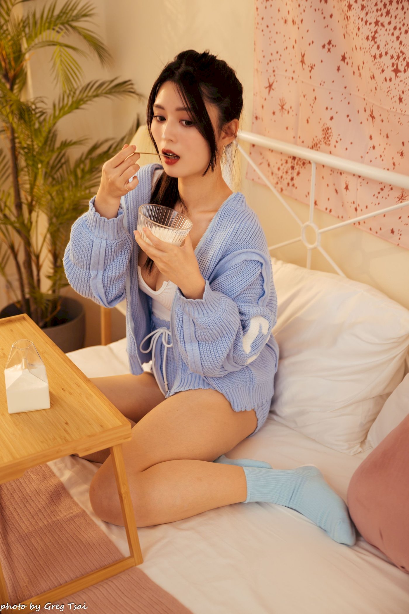 床上美女筱筱修长美腿毛衣外套居家性感写真