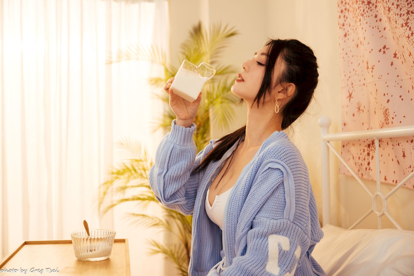 床上美女筱筱修长美腿毛衣外套居家性感写真