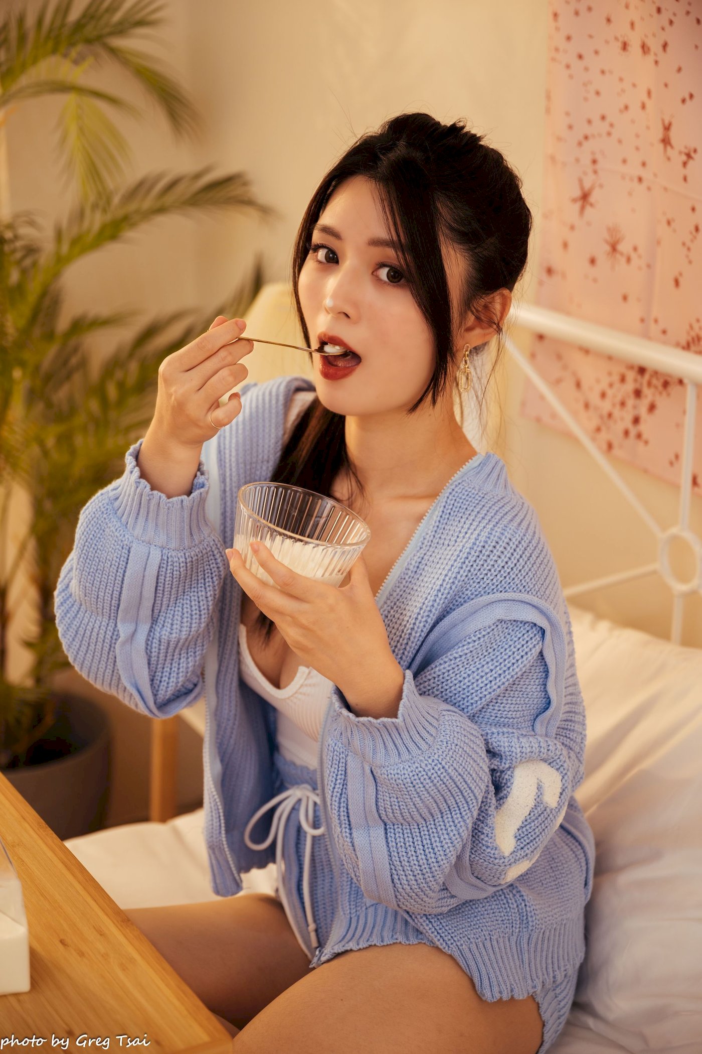 床上美女筱筱修长美腿毛衣外套居家性感写真