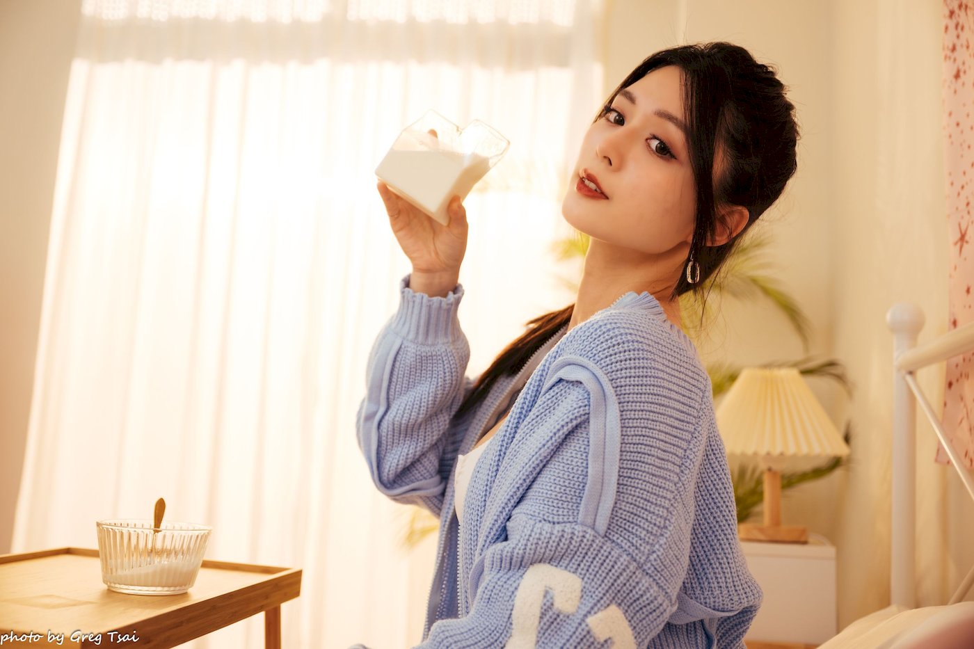 床上美女筱筱修长美腿毛衣外套居家性感写真