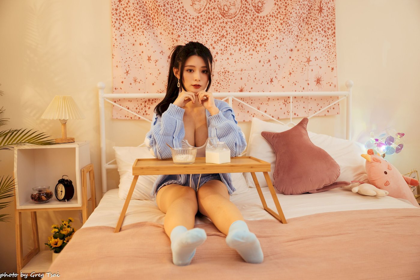 床上美女筱筱修长美腿毛衣外套居家性感写真