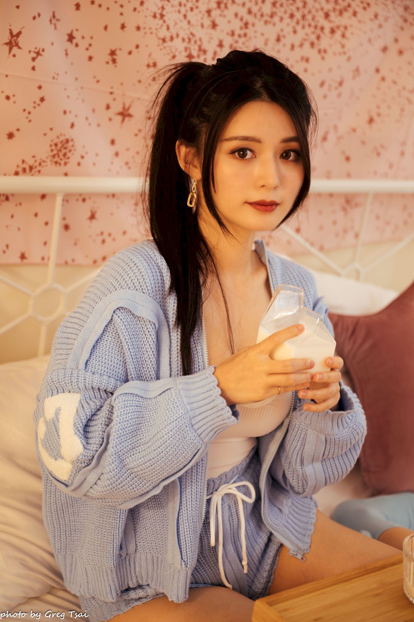 床上美女筱筱修长美腿毛衣外套居家性感写真