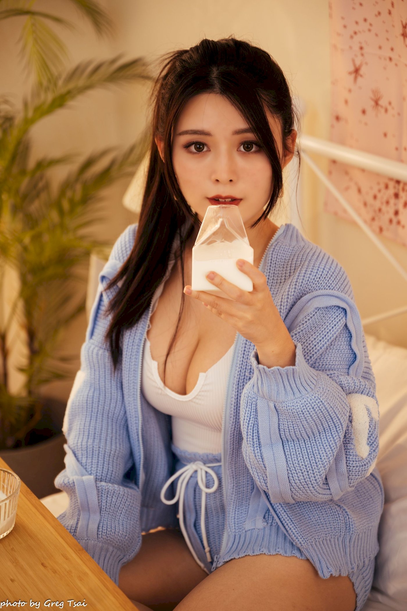 床上美女筱筱修长美腿毛衣外套居家性感写真