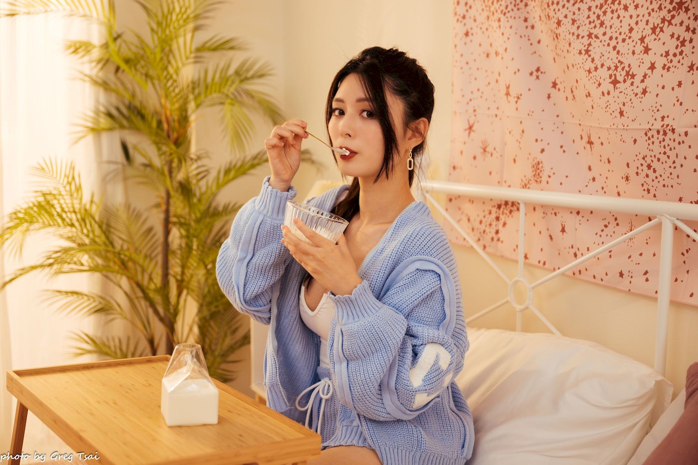 床上美女筱筱修长美腿毛衣外套居家性感写真