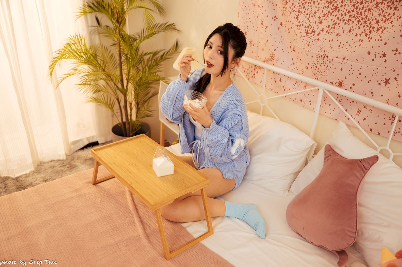 床上美女筱筱修长美腿毛衣外套居家性感写真