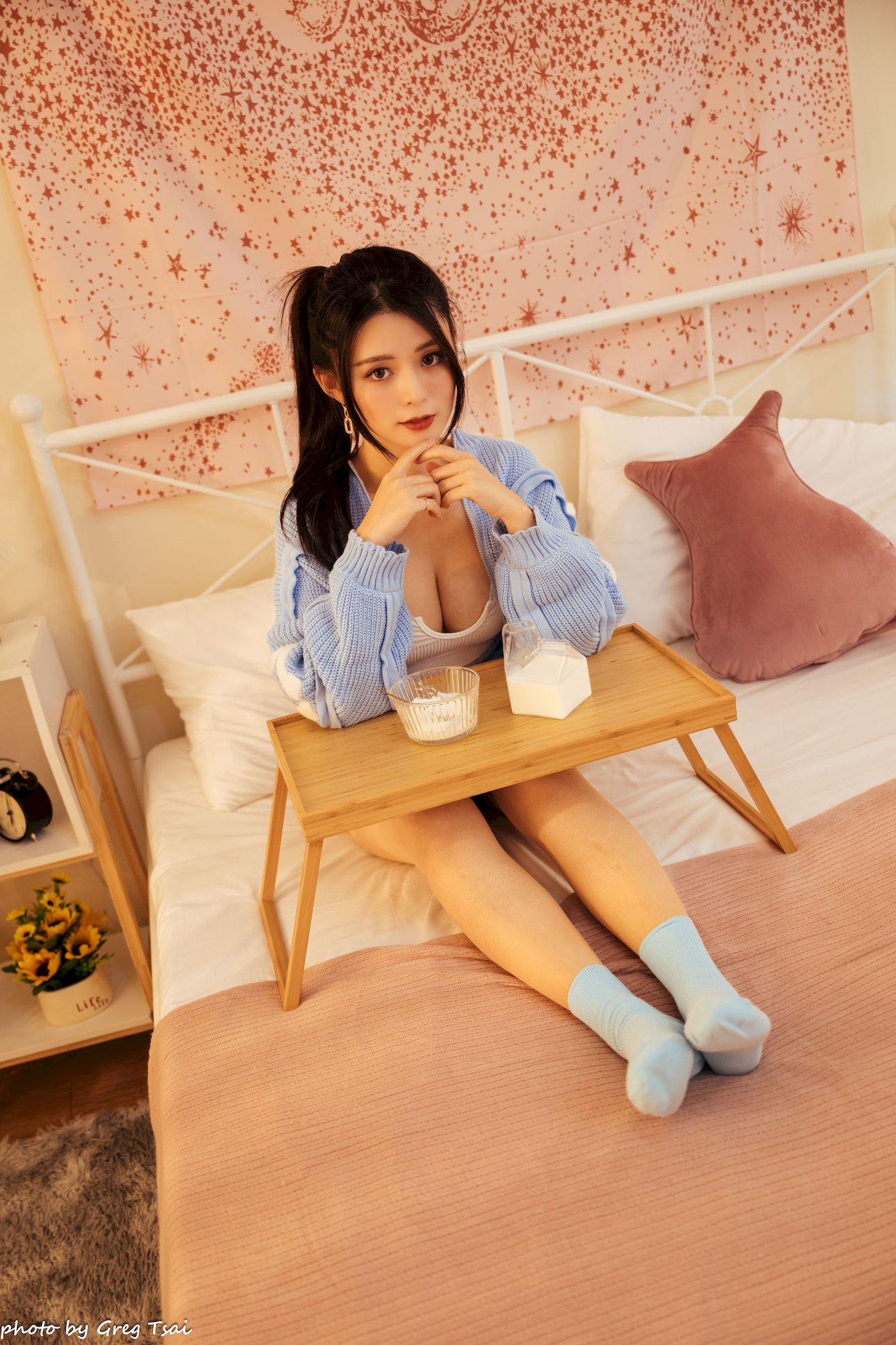 床上美女筱筱修长美腿毛衣外套居家性感写真