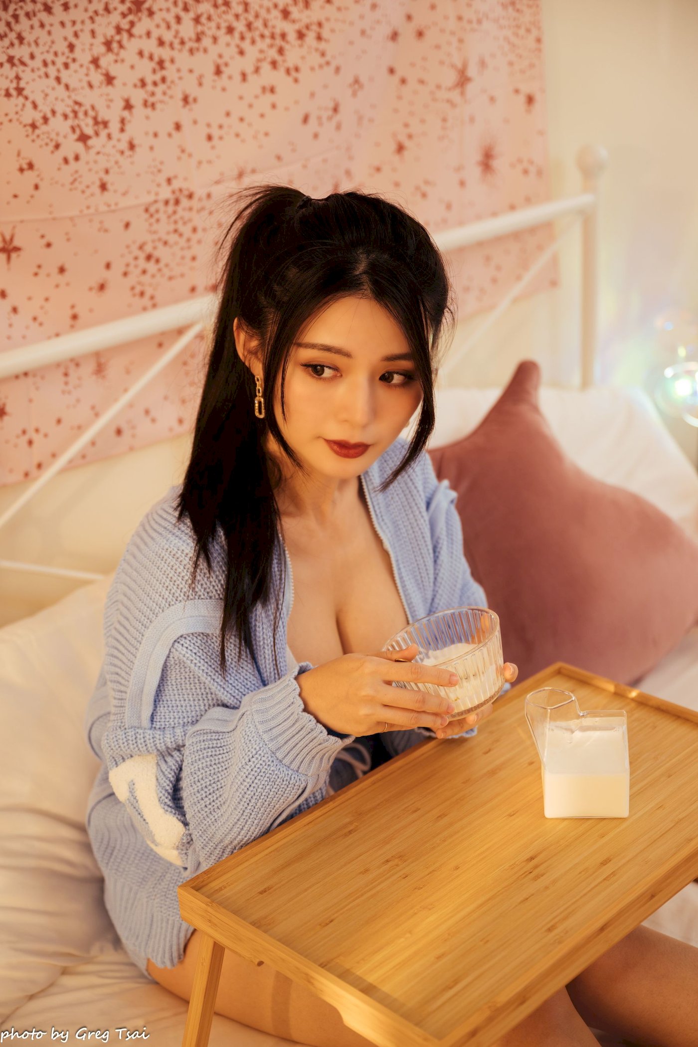 床上美女筱筱修长美腿毛衣外套居家性感写真