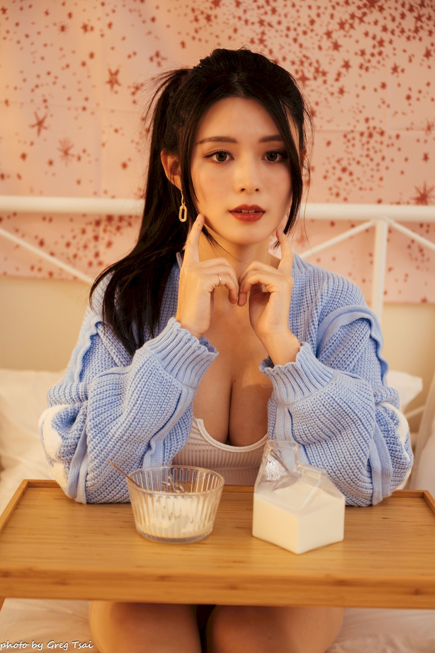 床上美女筱筱修长美腿毛衣外套居家性感写真