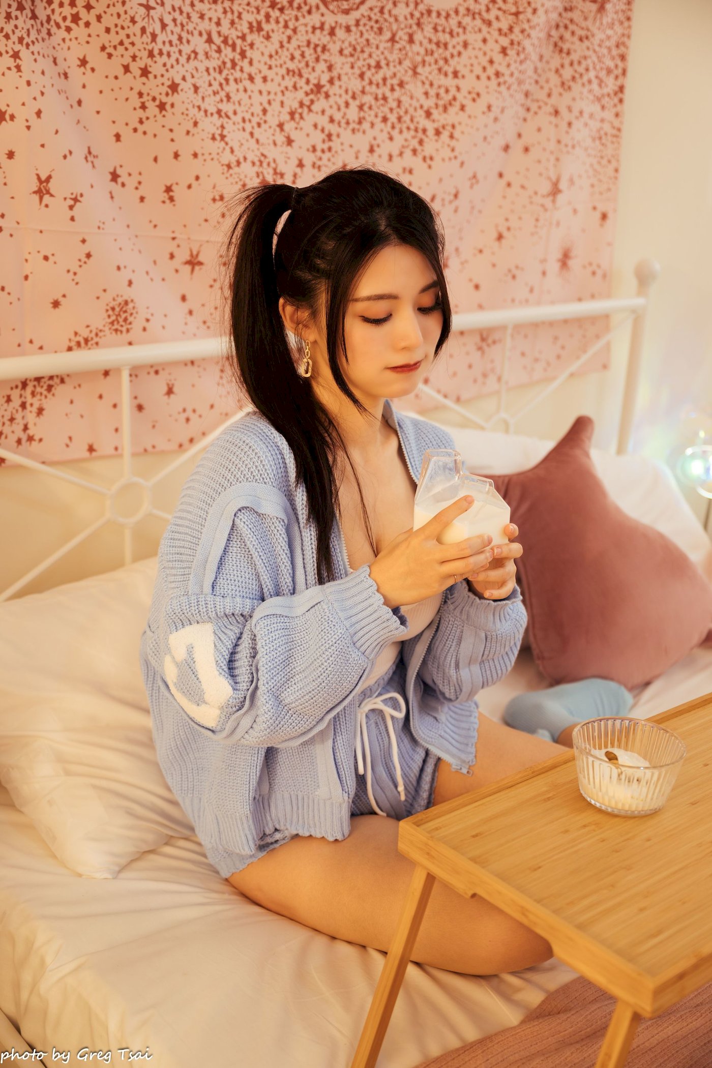 床上美女筱筱修长美腿毛衣外套居家性感写真