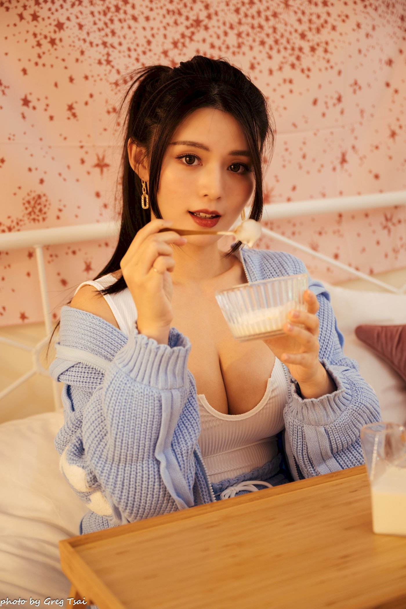 床上美女筱筱修长美腿毛衣外套居家性感写真